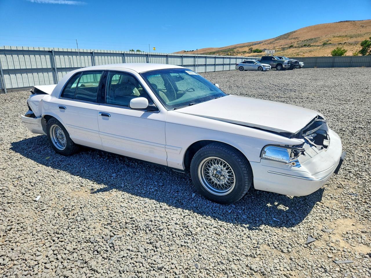 2002 Ford Crown Victoria Lx White vin: 2FAFP74W02X152772