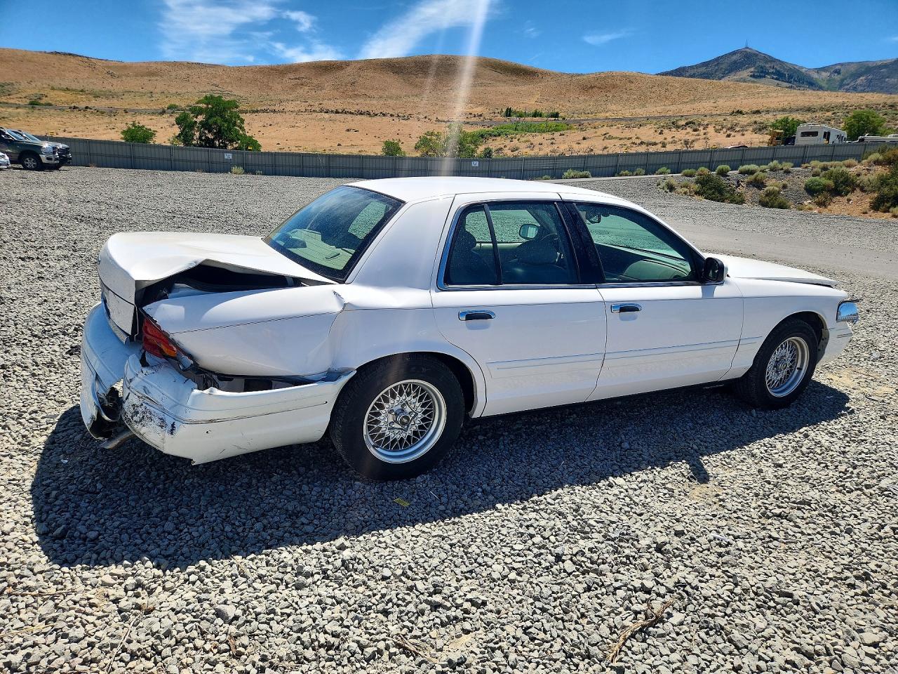2002 Ford Crown Victoria Lx White vin: 2FAFP74W02X152772