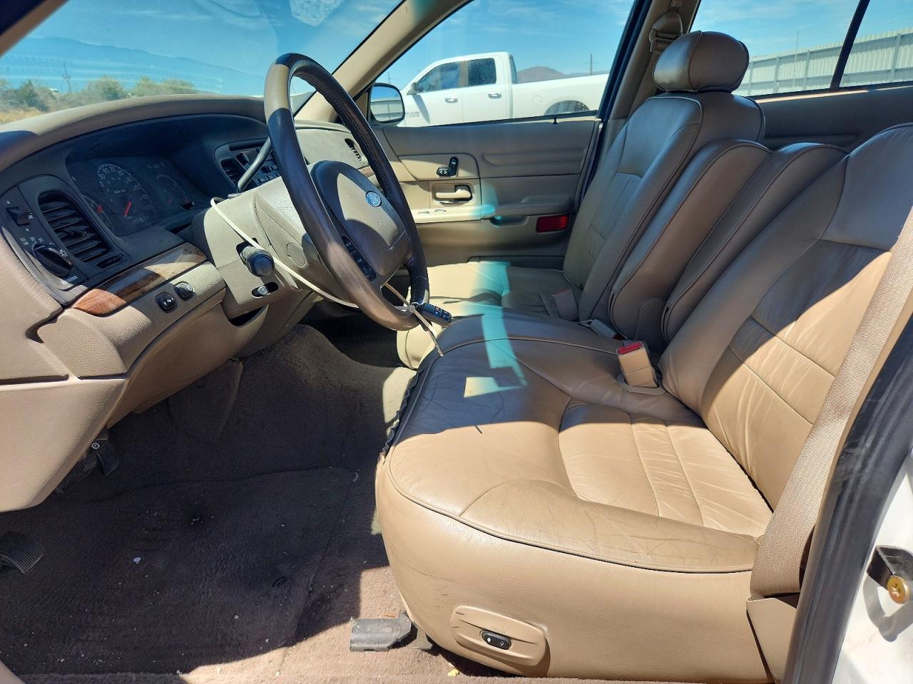 2002 Ford Crown Victoria Lx White vin: 2FAFP74W02X152772