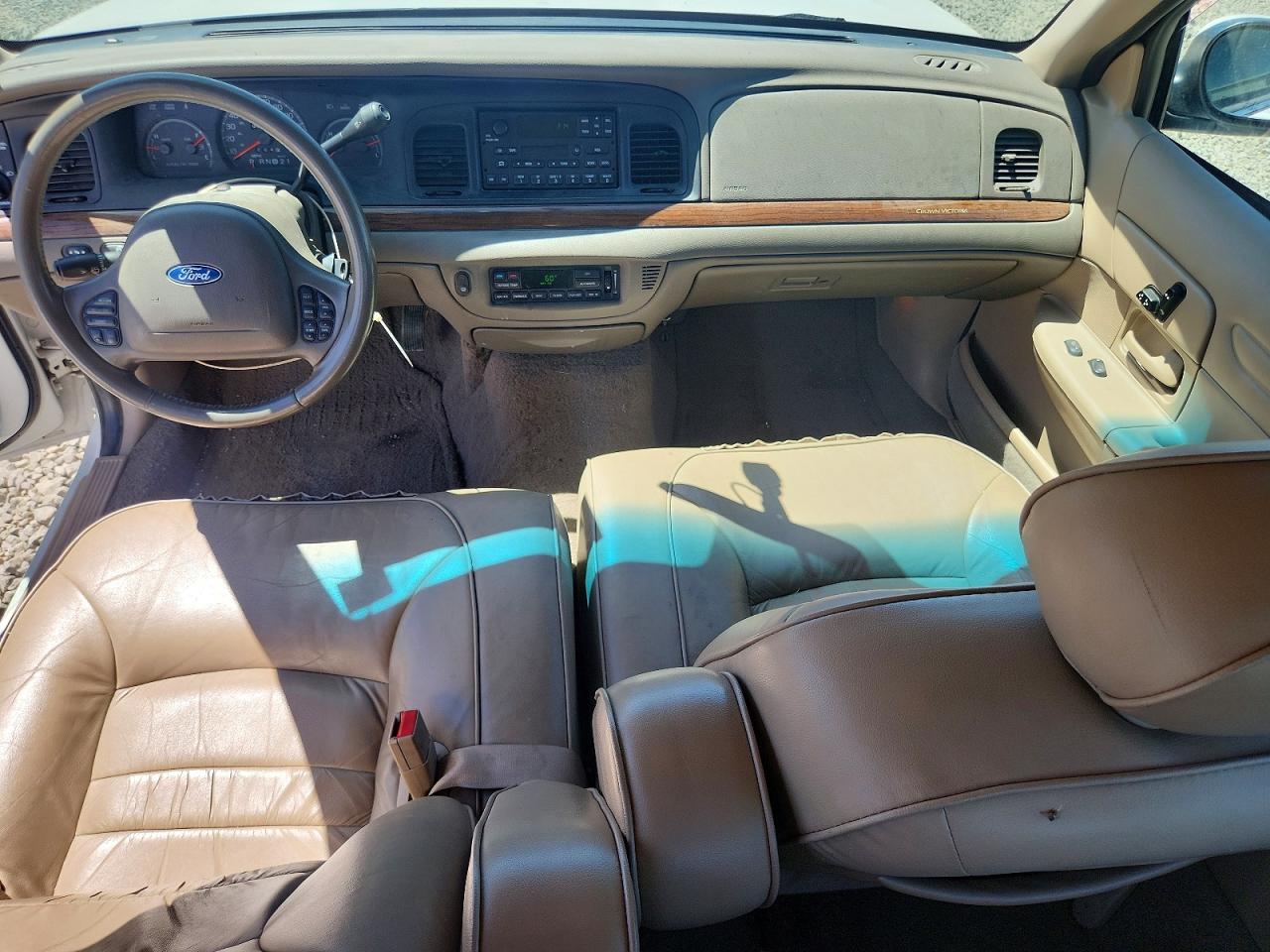 2002 Ford Crown Victoria Lx White vin: 2FAFP74W02X152772