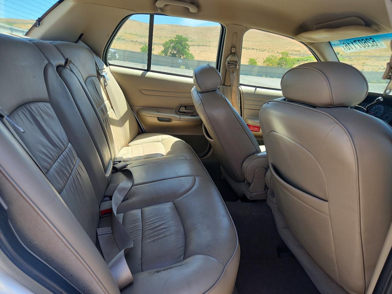 2002 Ford Crown Victoria Lx White vin: 2FAFP74W02X152772