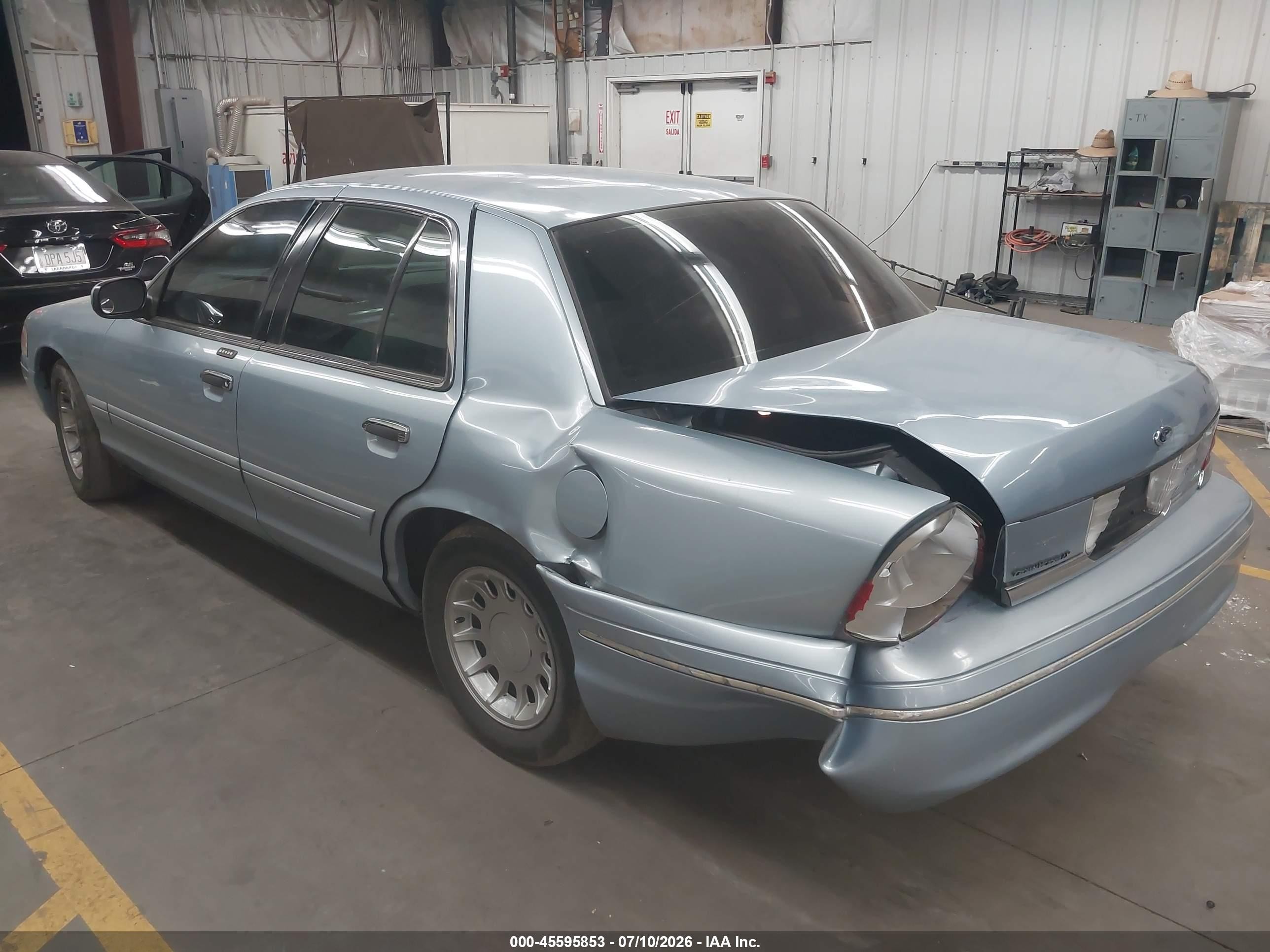 2002 Ford Crown Victoria Lx Light Blue vin: 2FAFP74W02X159611
