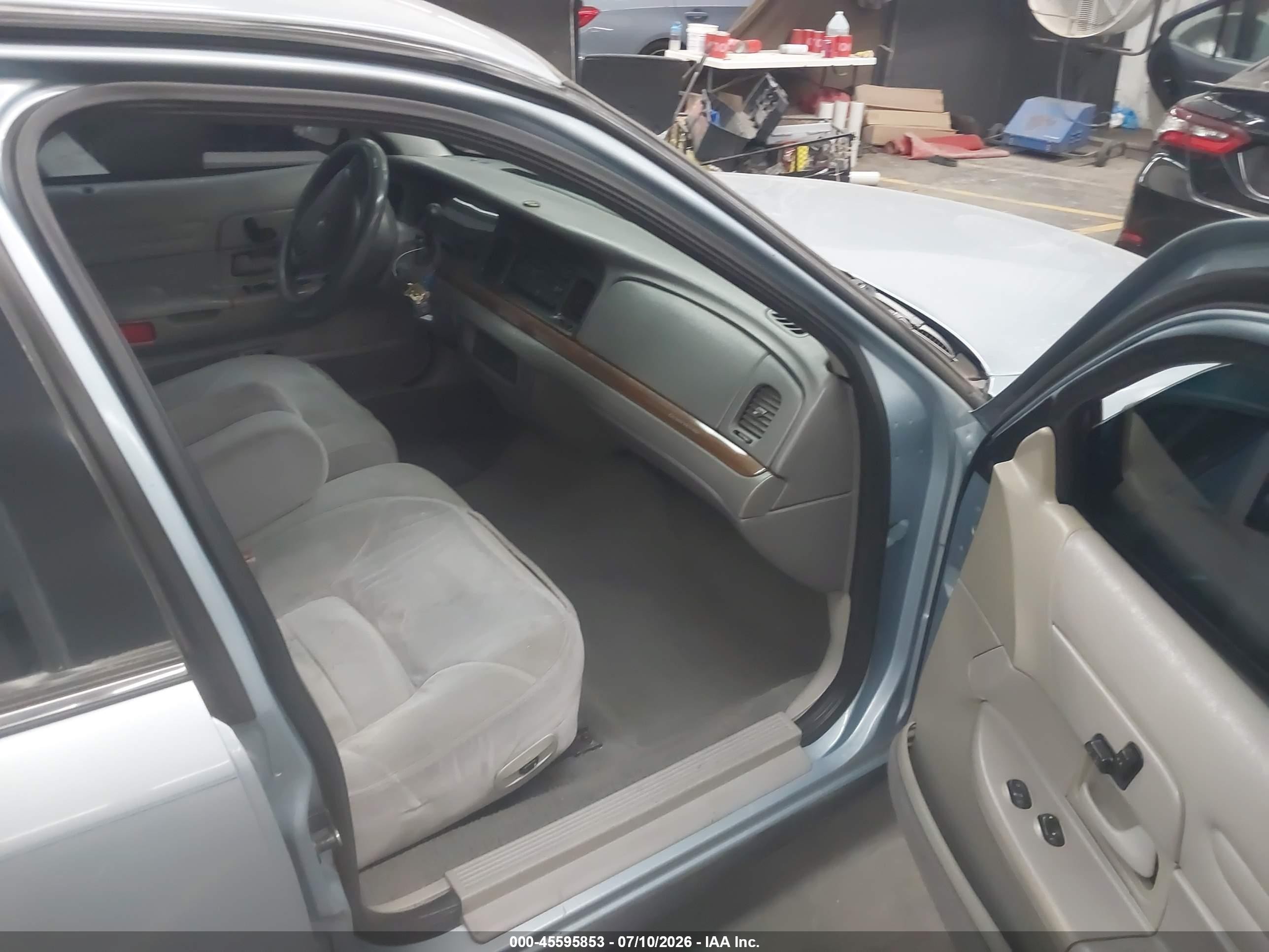 2002 Ford Crown Victoria Lx Light Blue vin: 2FAFP74W02X159611
