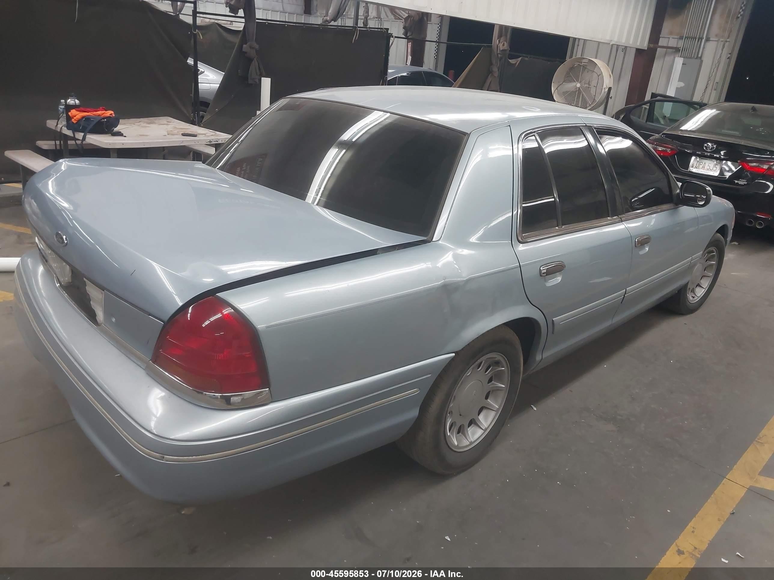 2002 Ford Crown Victoria Lx Light Blue vin: 2FAFP74W02X159611
