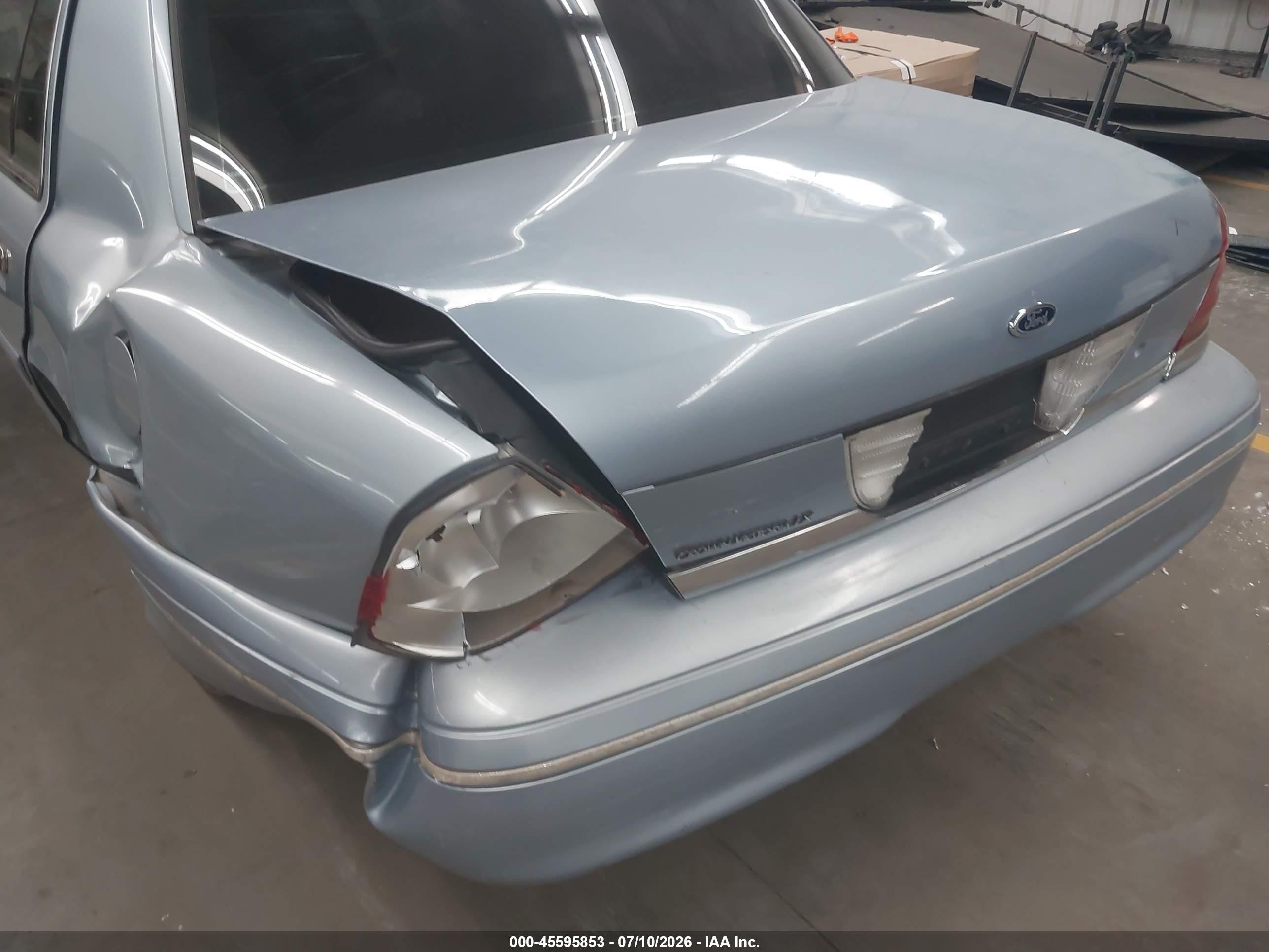 2002 Ford Crown Victoria Lx Light Blue vin: 2FAFP74W02X159611