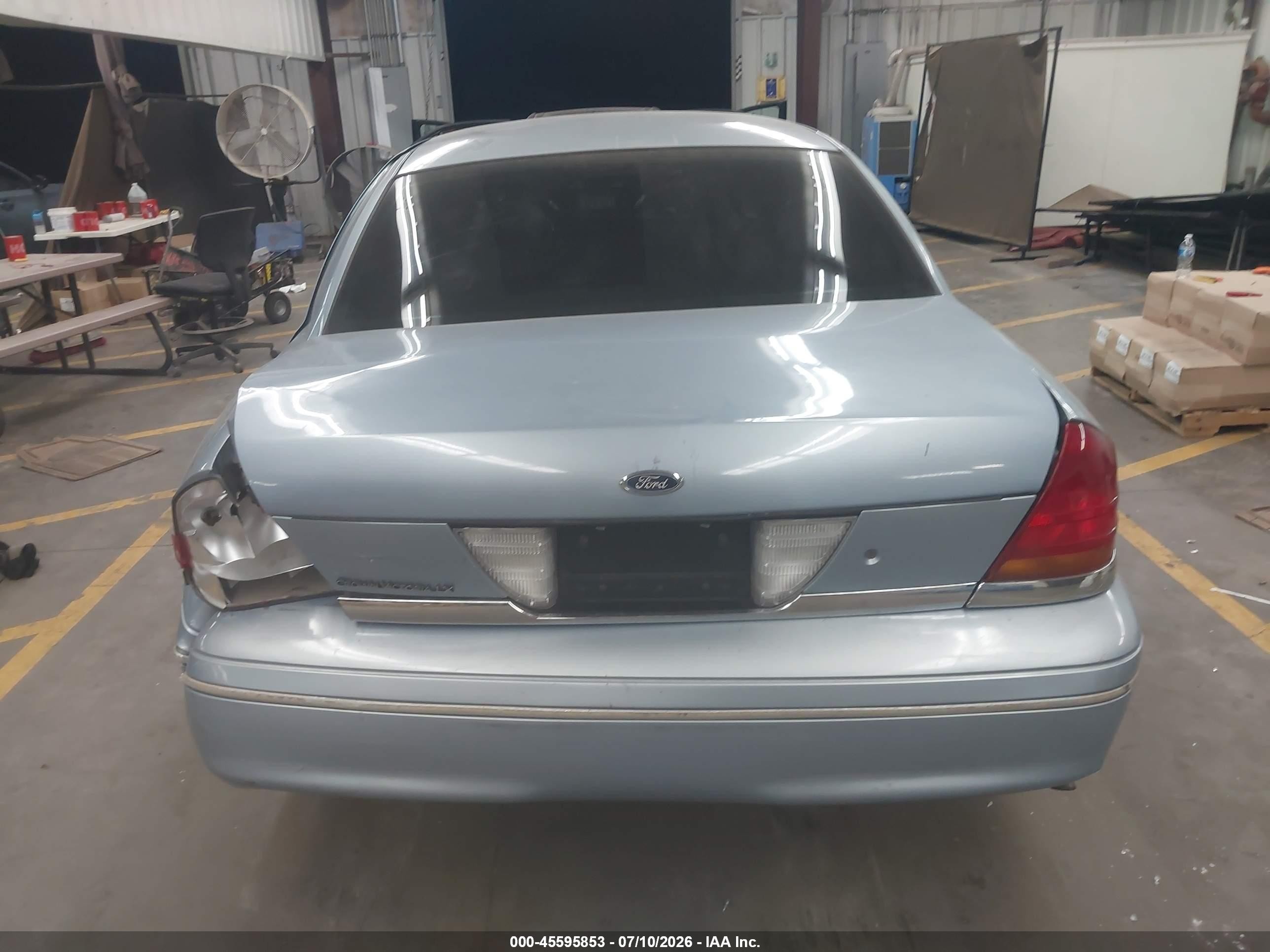 2002 Ford Crown Victoria Lx Light Blue vin: 2FAFP74W02X159611