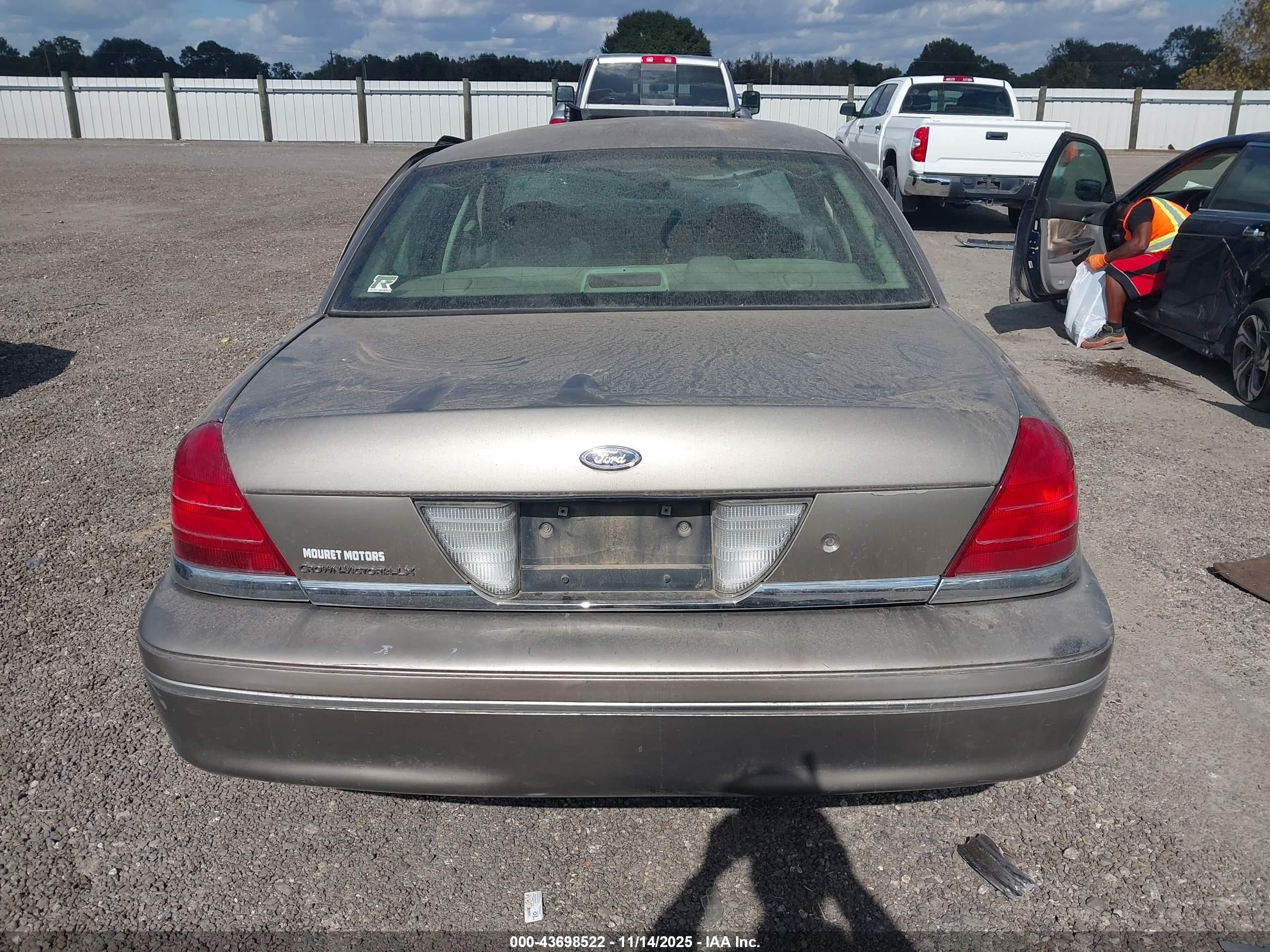 2004 Ford Crown Victoria Lx Brown vin: 2FAFP74W04X160163