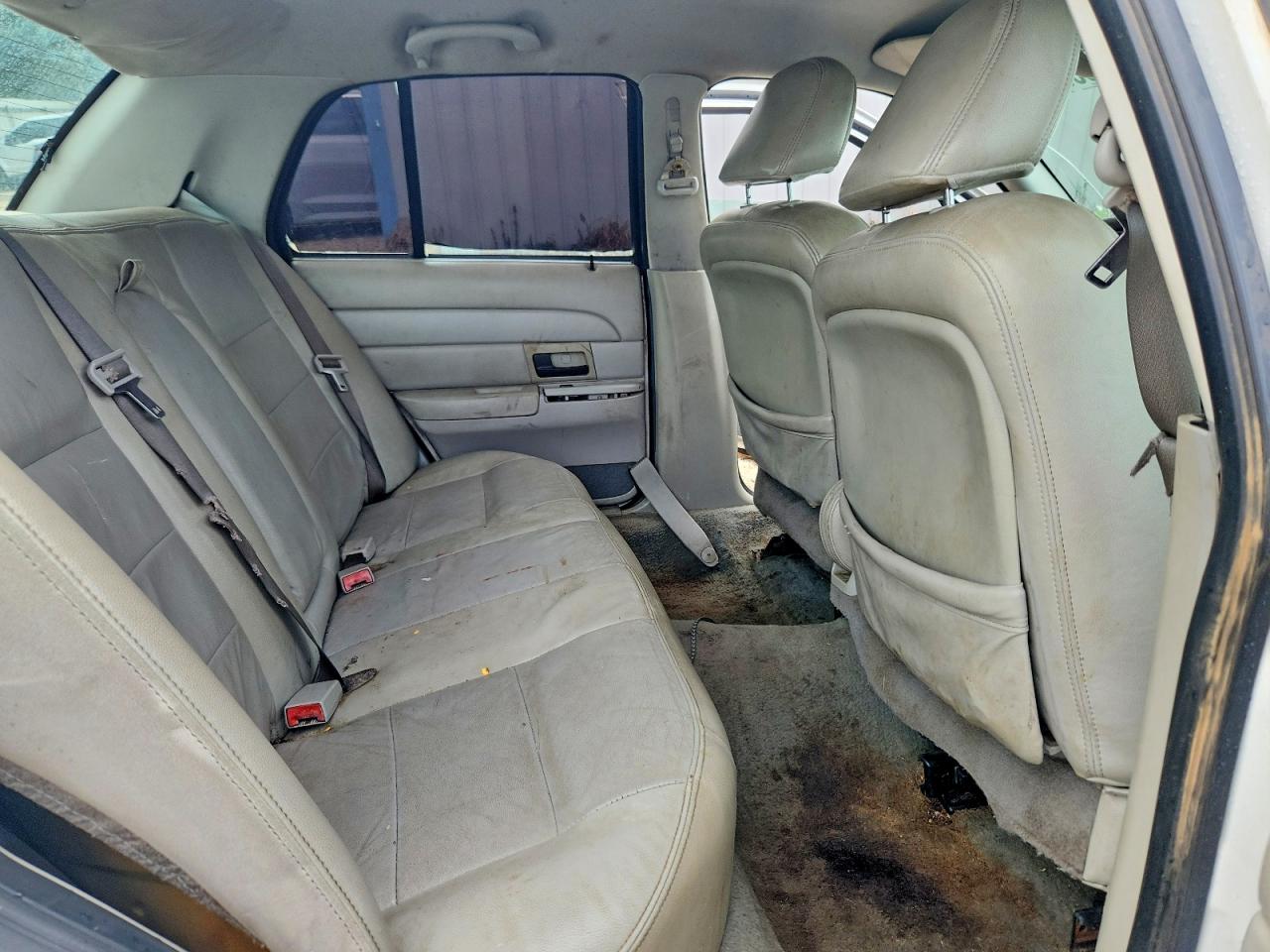 2004 Ford Crown Vic White vin: 2FAFP74W04X160454