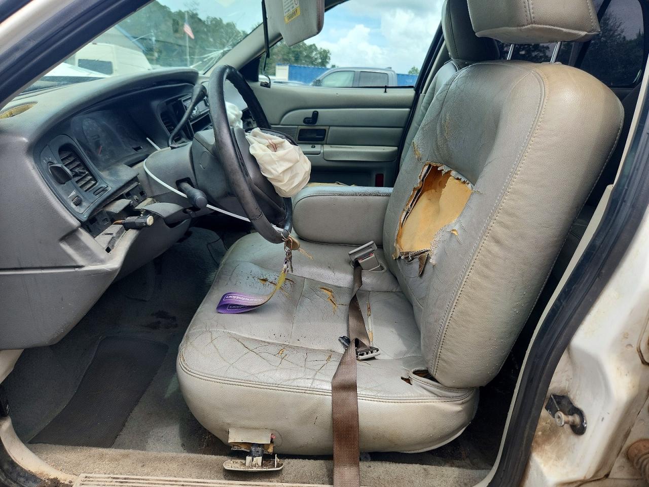 2004 Ford Crown Vic White vin: 2FAFP74W04X160454