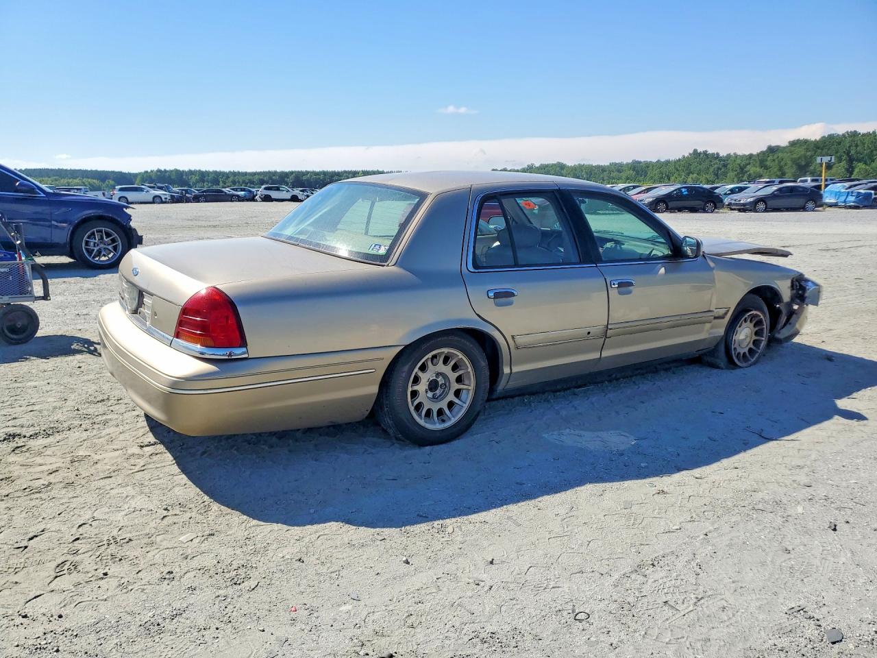 1999 Ford Crown Vic Cou Gold vin: 2FAFP74W0XX115762