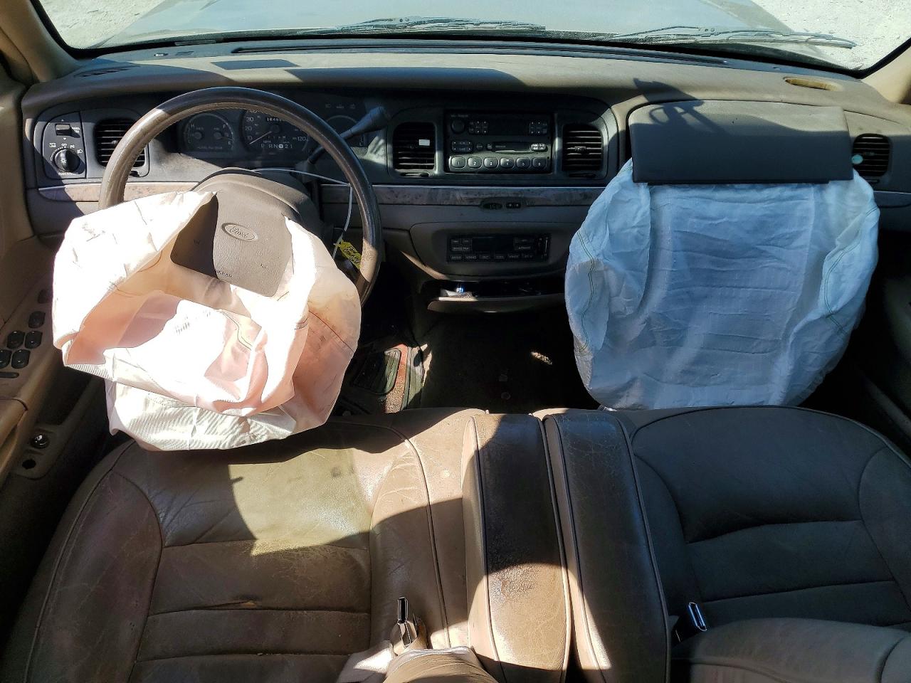 1999 Ford Crown Vic Cou Gold vin: 2FAFP74W0XX115762