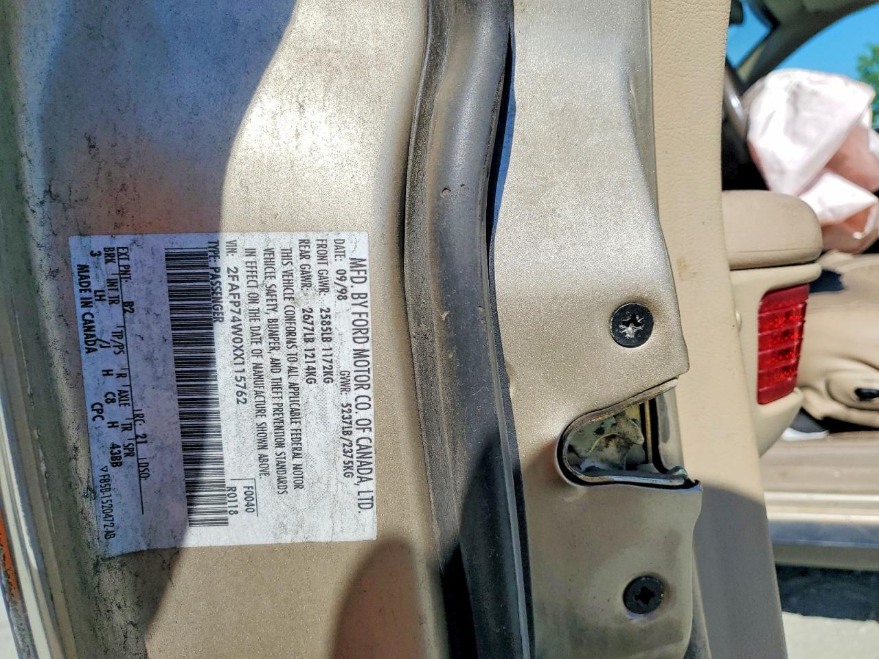 1999 Ford Crown Vic Cou Gold vin: 2FAFP74W0XX115762