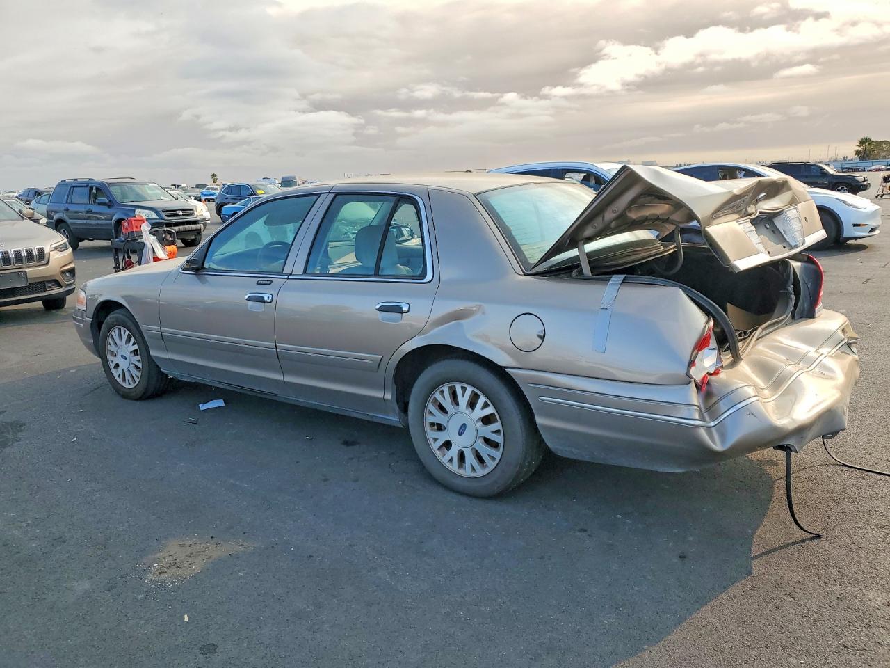 2004 Ford Crown Victoria Lx Gold vin: 2FAFP74W14X148281