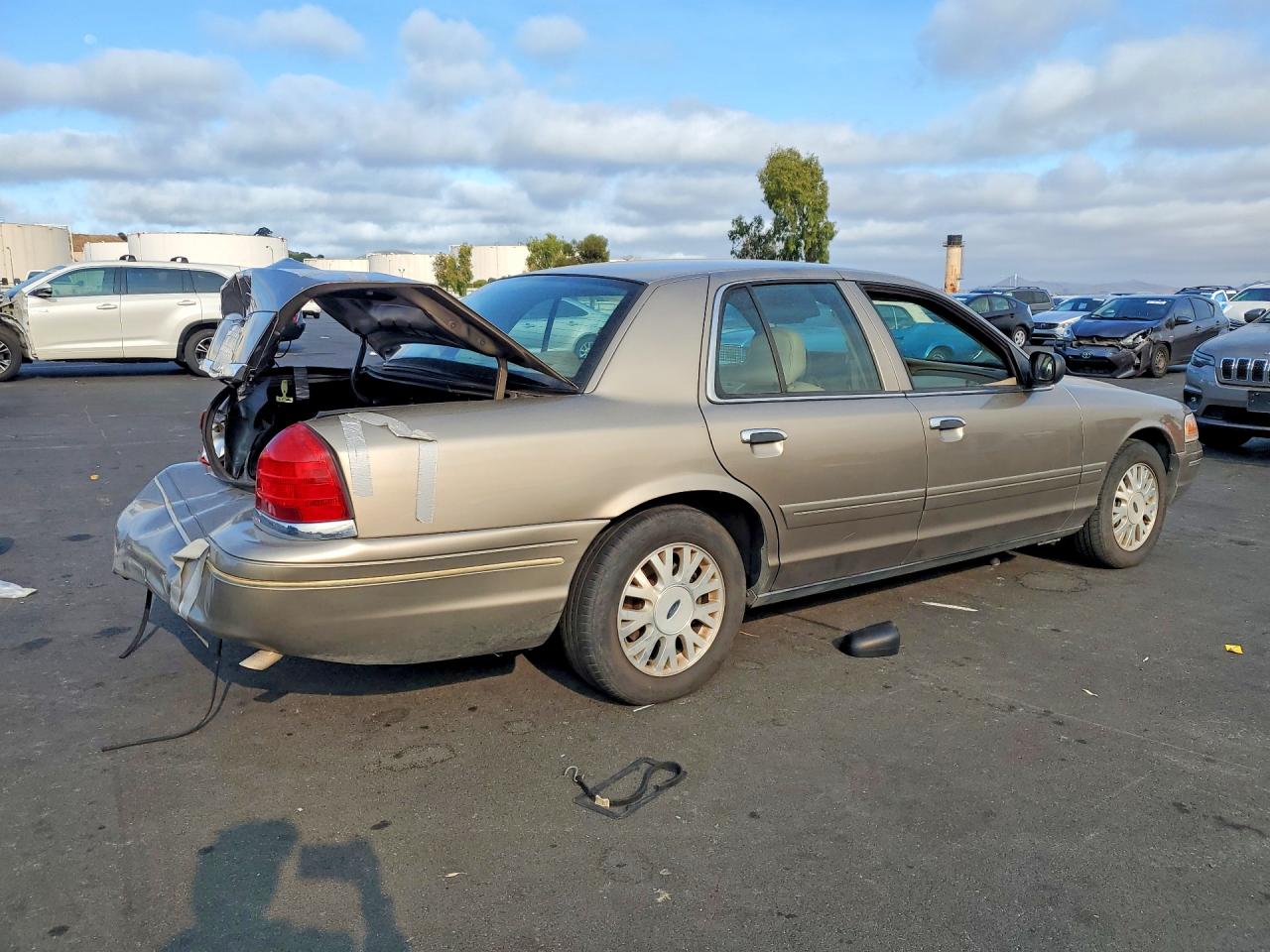 2004 Ford Crown Victoria Lx Gold vin: 2FAFP74W14X148281