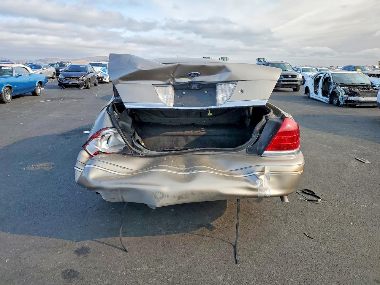2004 Ford Crown Victoria Lx Gold vin: 2FAFP74W14X148281