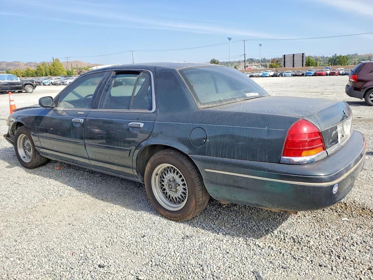 1998 Ford Crown Victoria Lx Green vin: 2FAFP74W1WX172857