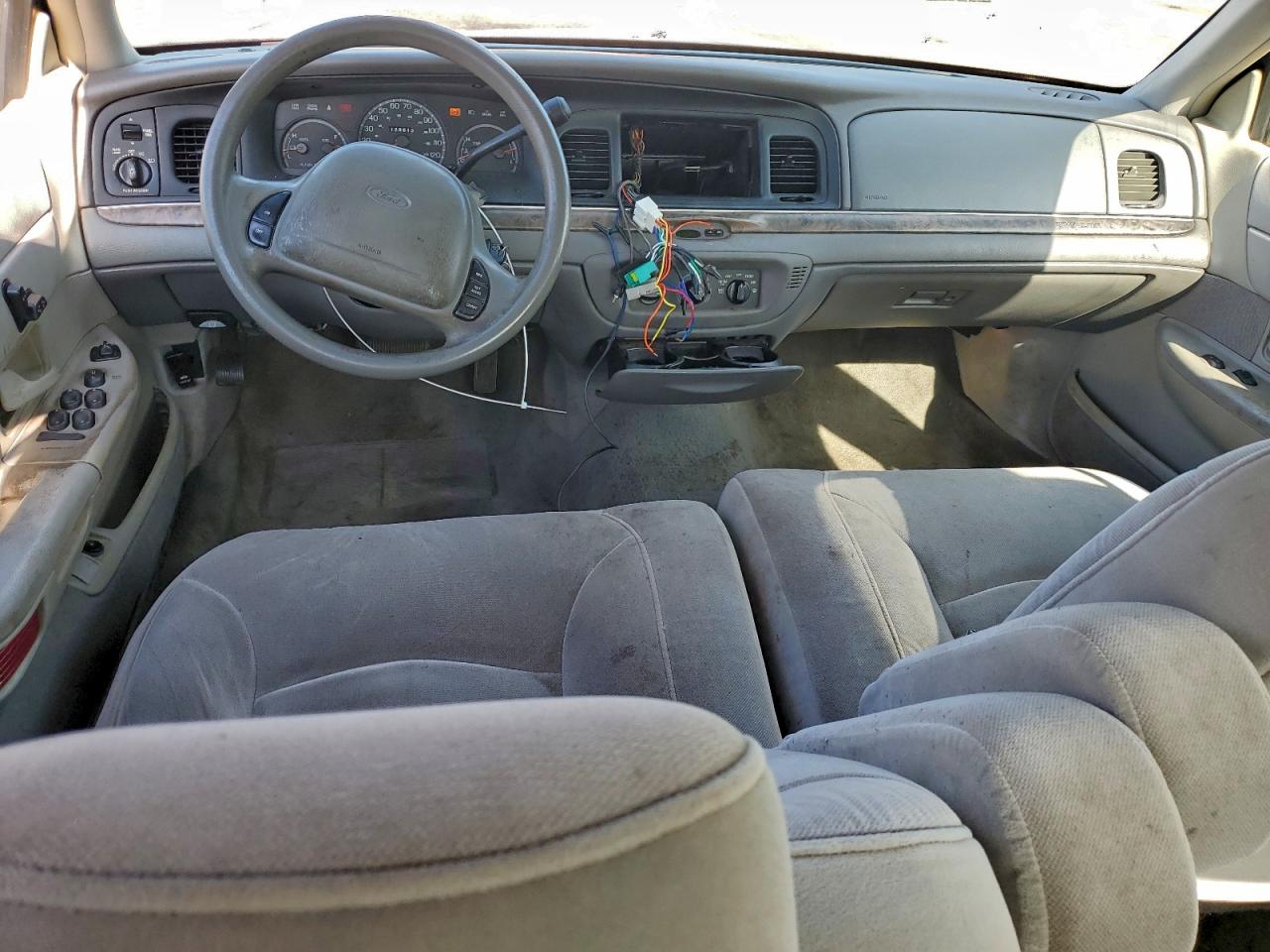 1999 Ford Crown Victoria Lx Красный vin: 2FAFP74W1XX197663