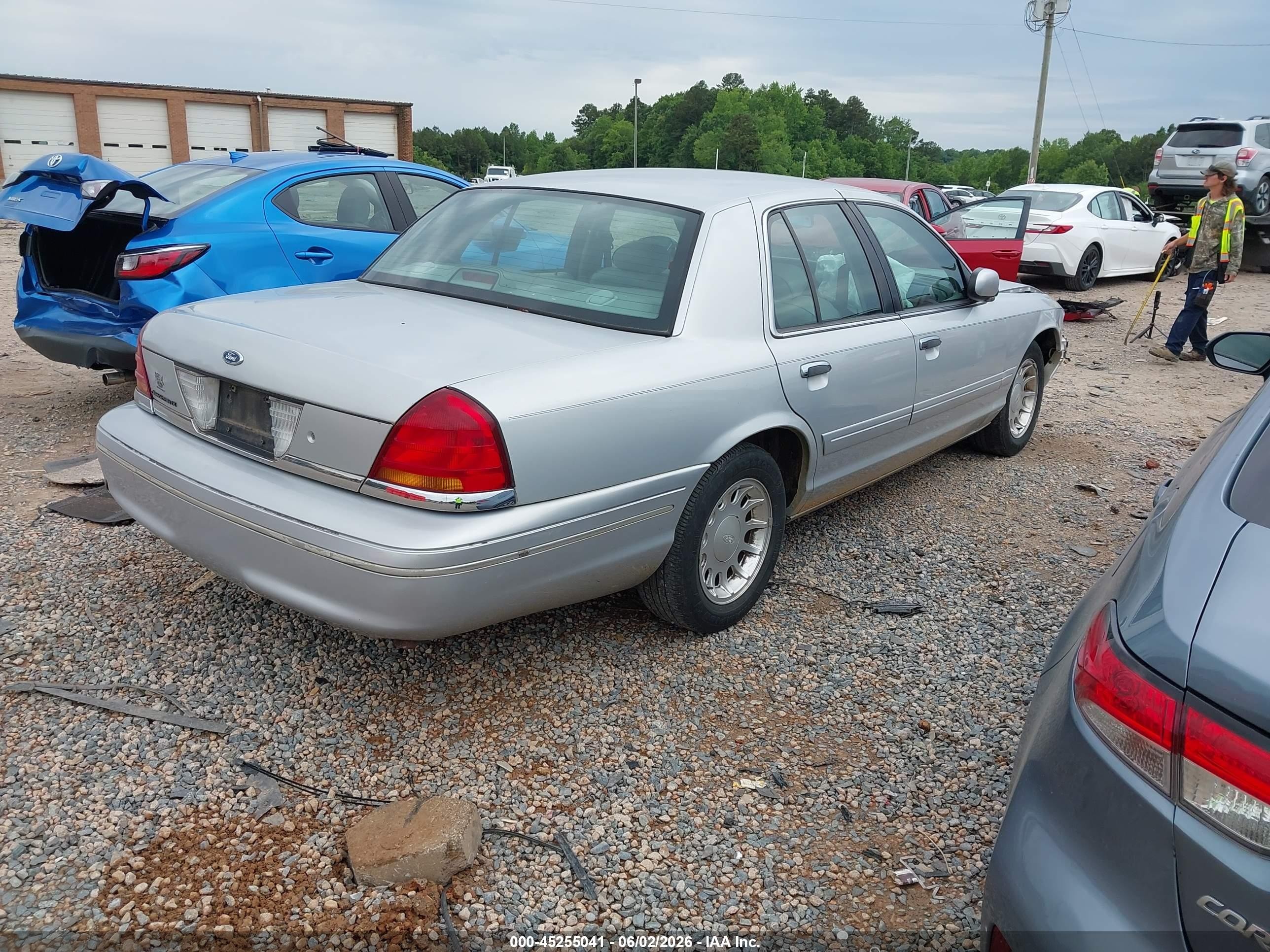 2000 Ford Crown Victoria Lx Silver vin: 2FAFP74W1YX184185