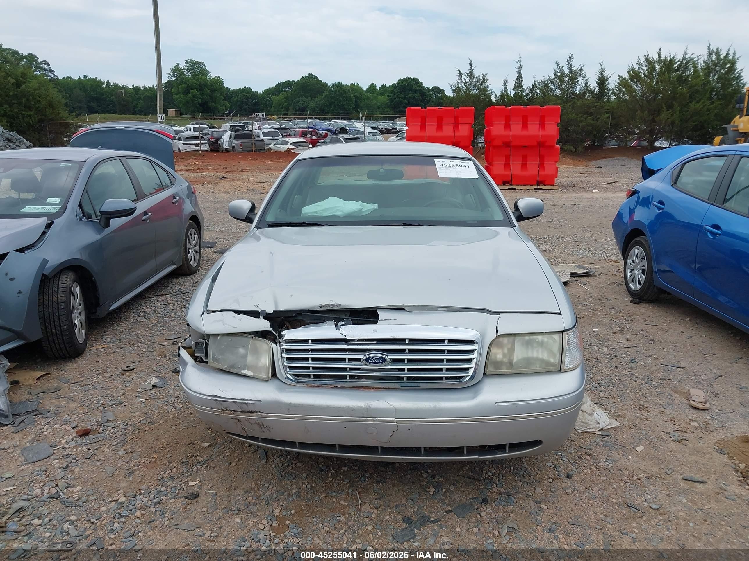 2000 Ford Crown Victoria Lx Silver vin: 2FAFP74W1YX184185