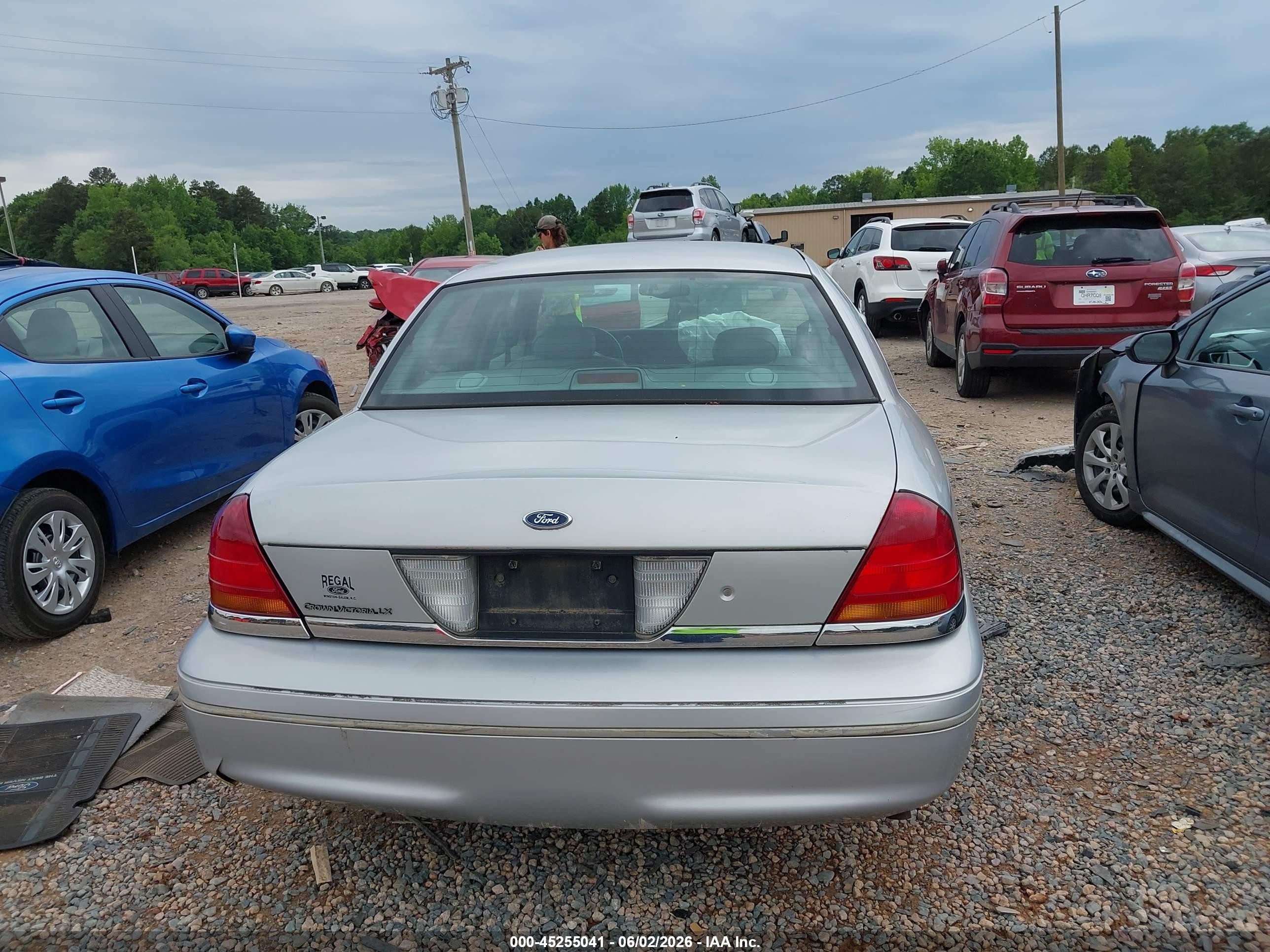 2000 Ford Crown Victoria Lx Silver vin: 2FAFP74W1YX184185