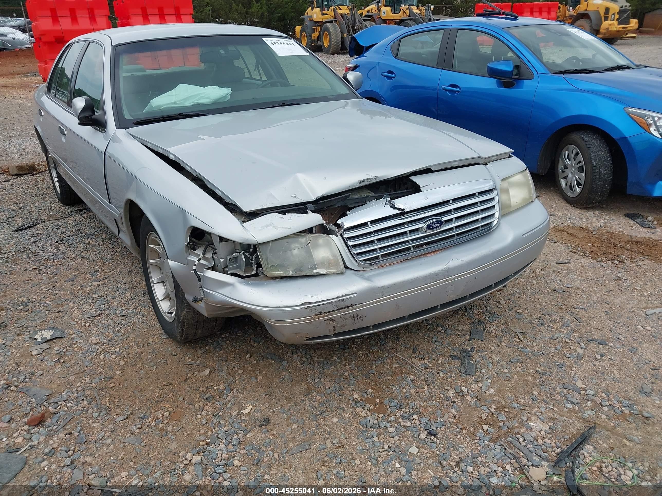 2000 Ford Crown Victoria Lx Silver vin: 2FAFP74W1YX184185