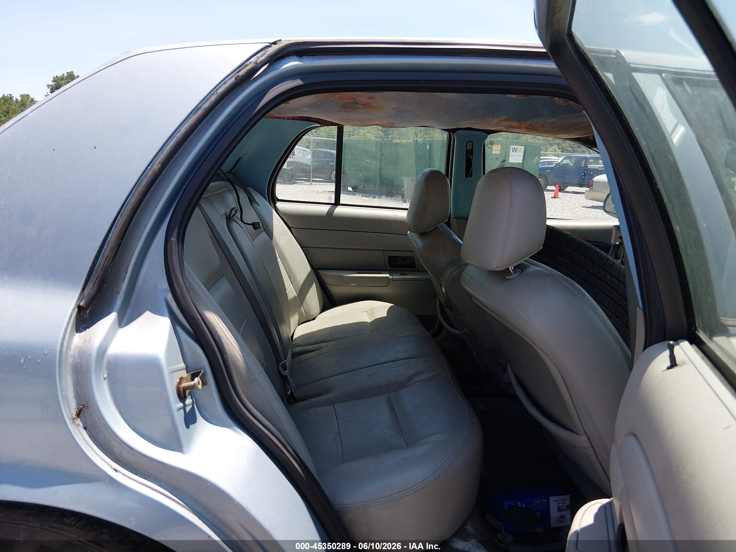 2004 Ford Crown Victoria Lx Blue vin: 2FAFP74W24X130551