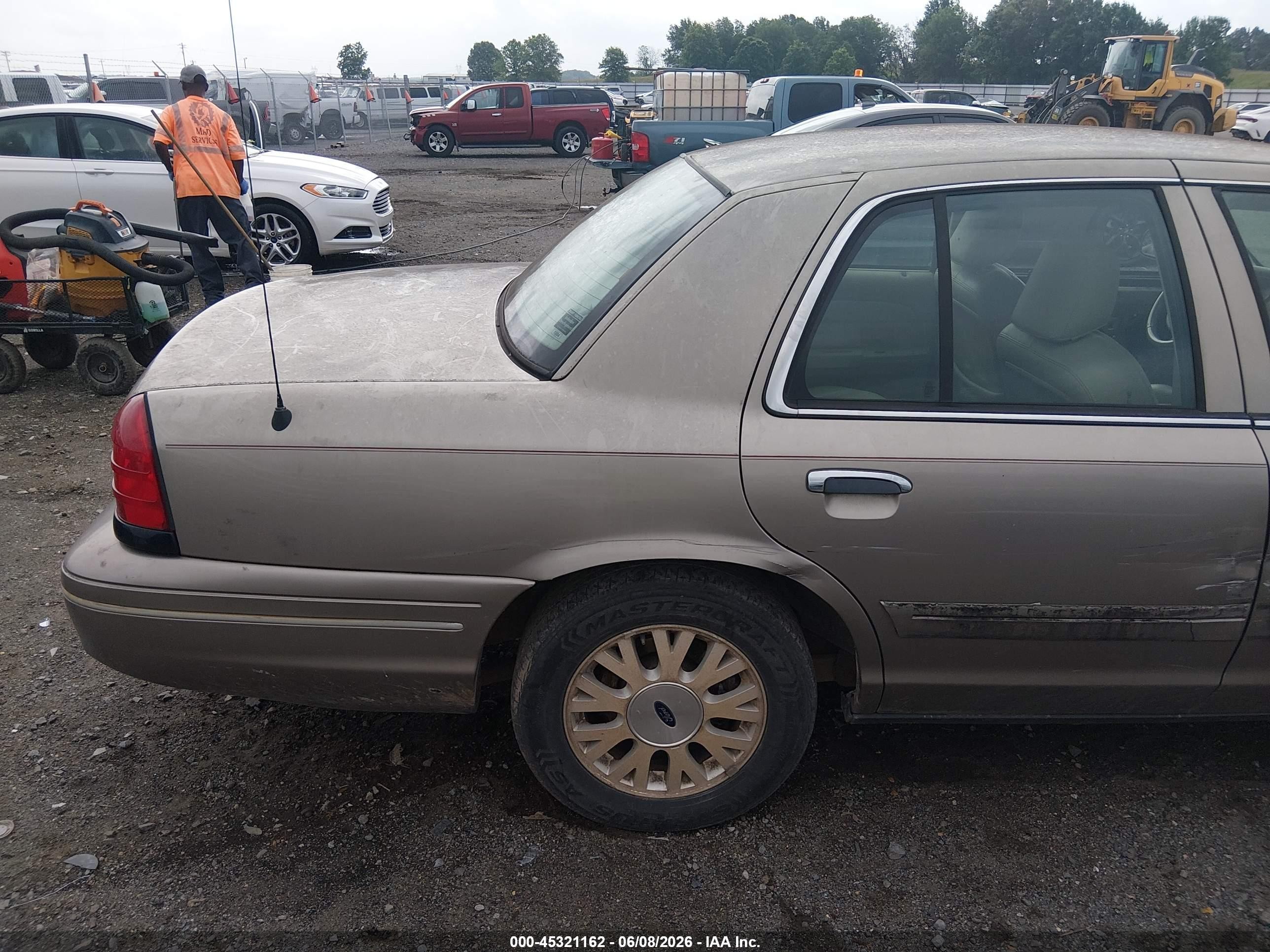 2005 Ford Crown Victoria Lx/lx Sport Champagne vin: 2FAFP74W25X133676