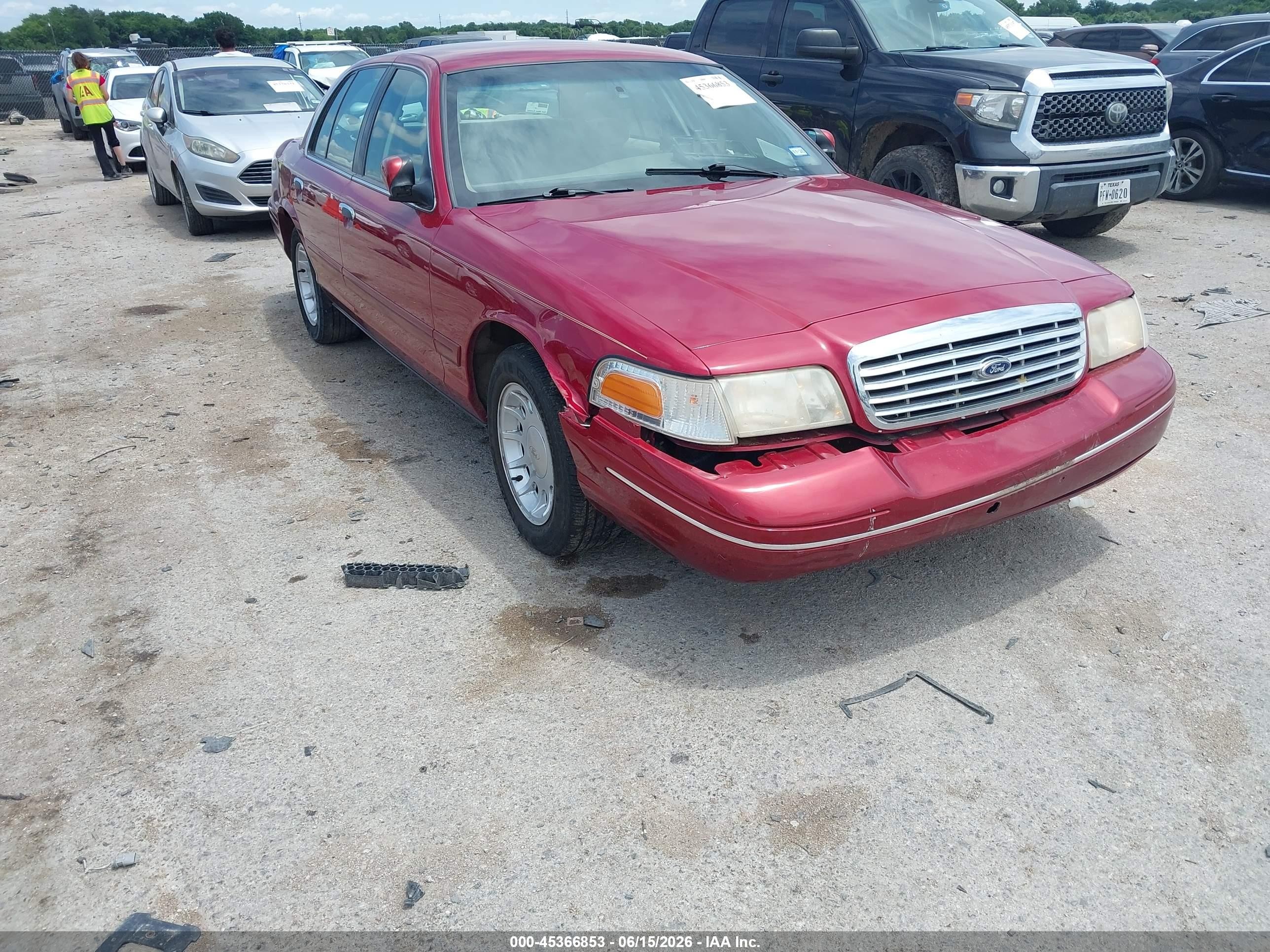 2001 Ford Crown Victoria Lx Red vin: 2FAFP74W31X135947