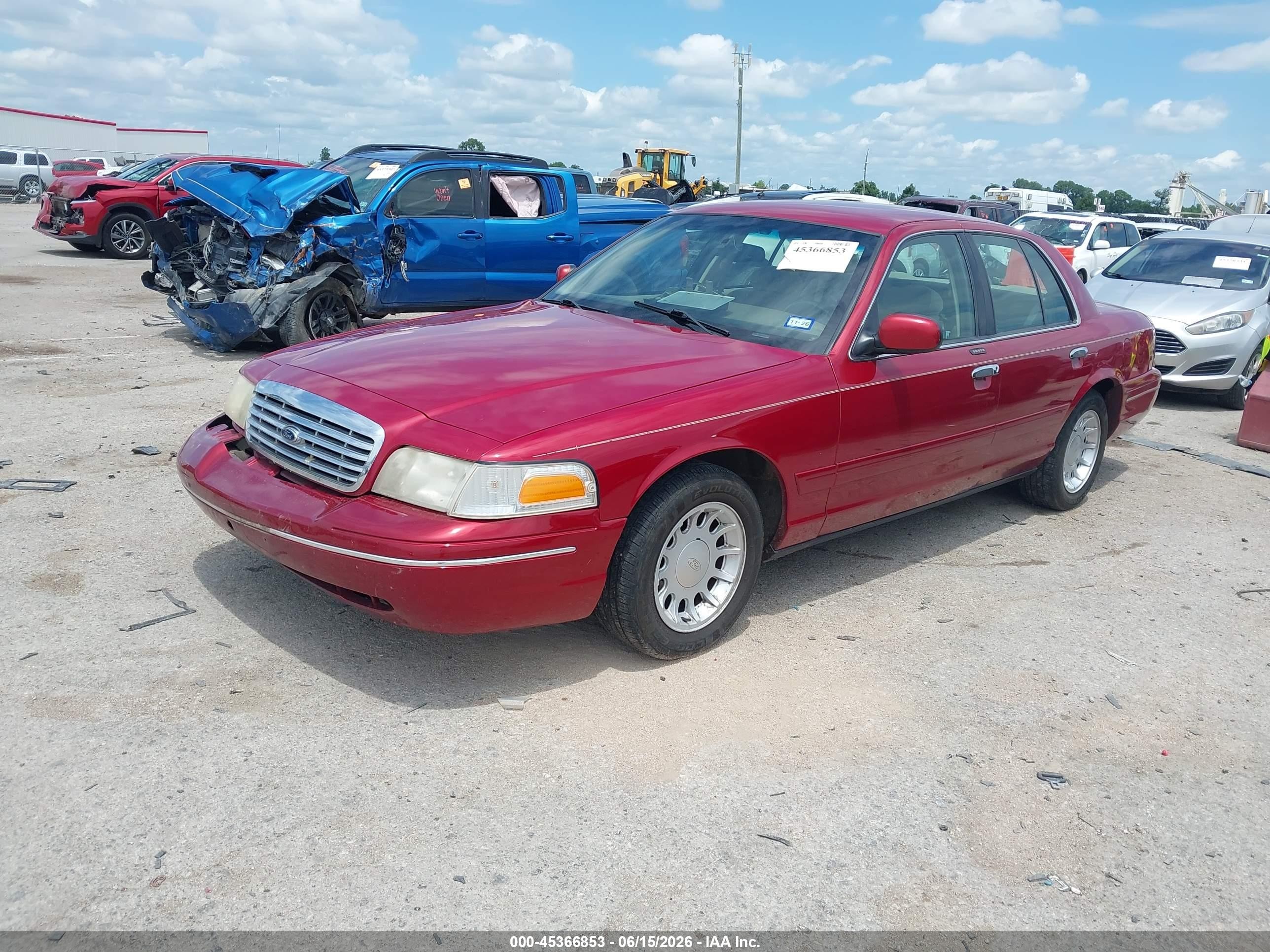 2001 Ford Crown Victoria Lx Red vin: 2FAFP74W31X135947