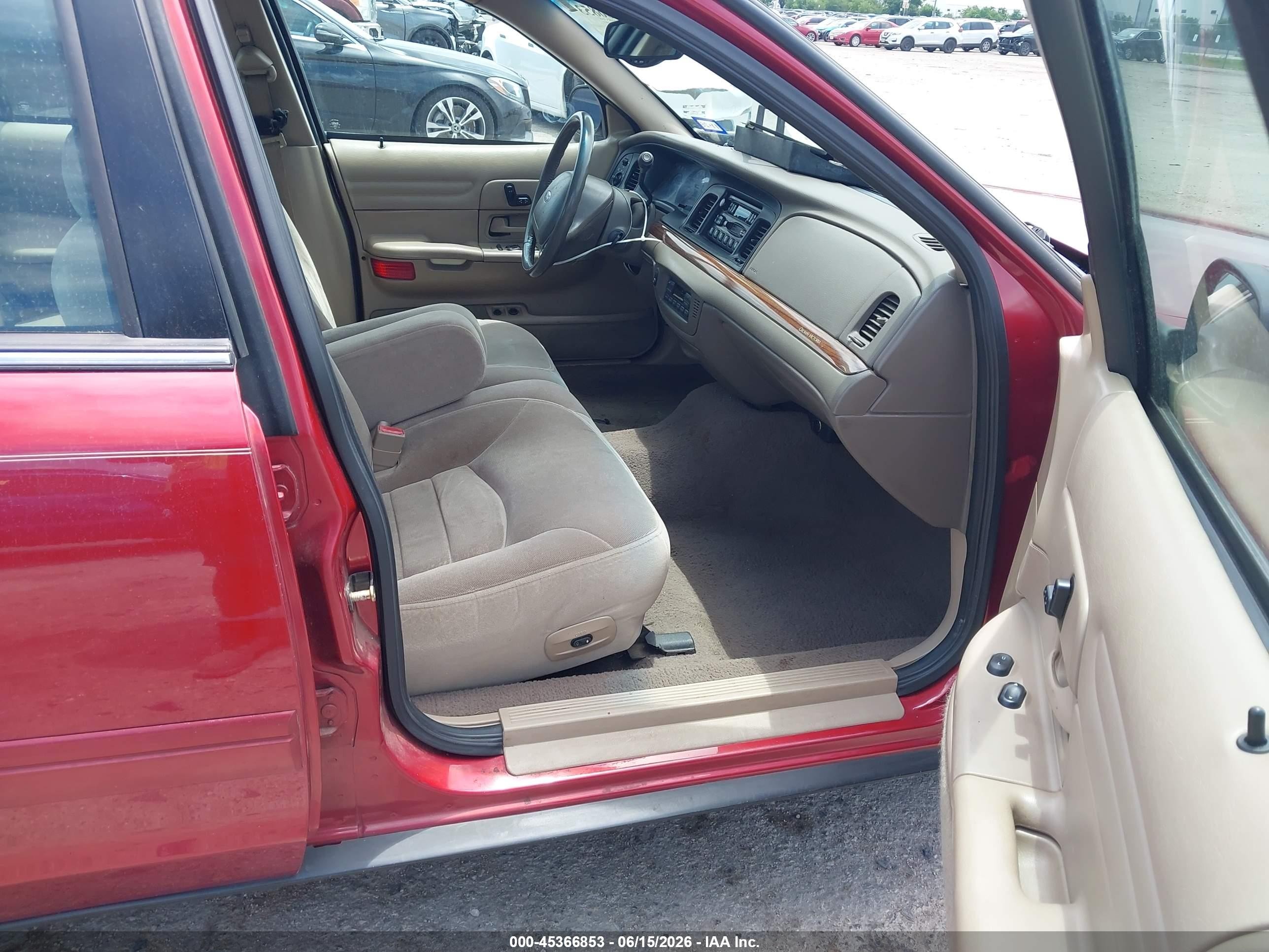 2001 Ford Crown Victoria Lx Red vin: 2FAFP74W31X135947