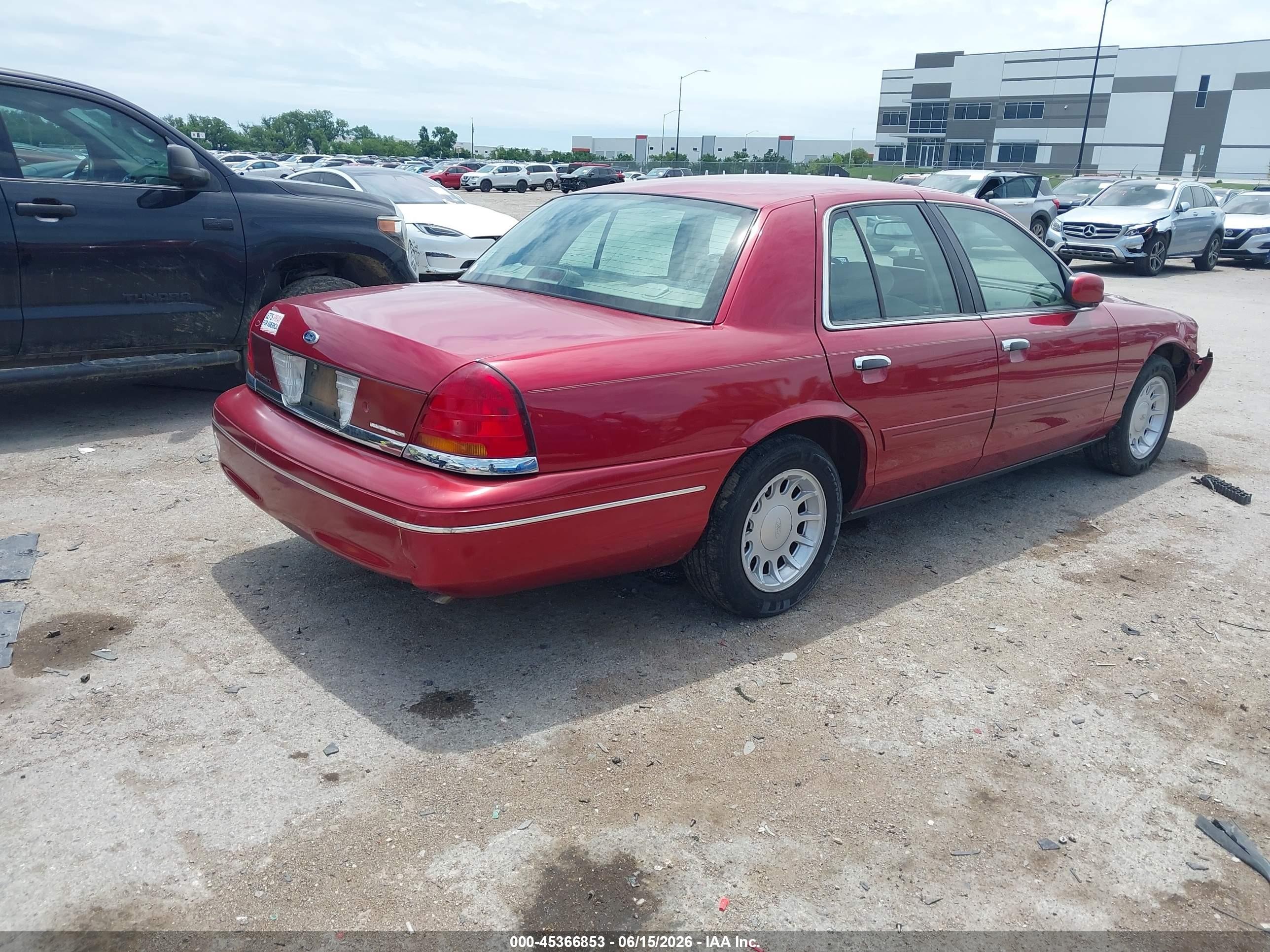 2001 Ford Crown Victoria Lx Red vin: 2FAFP74W31X135947