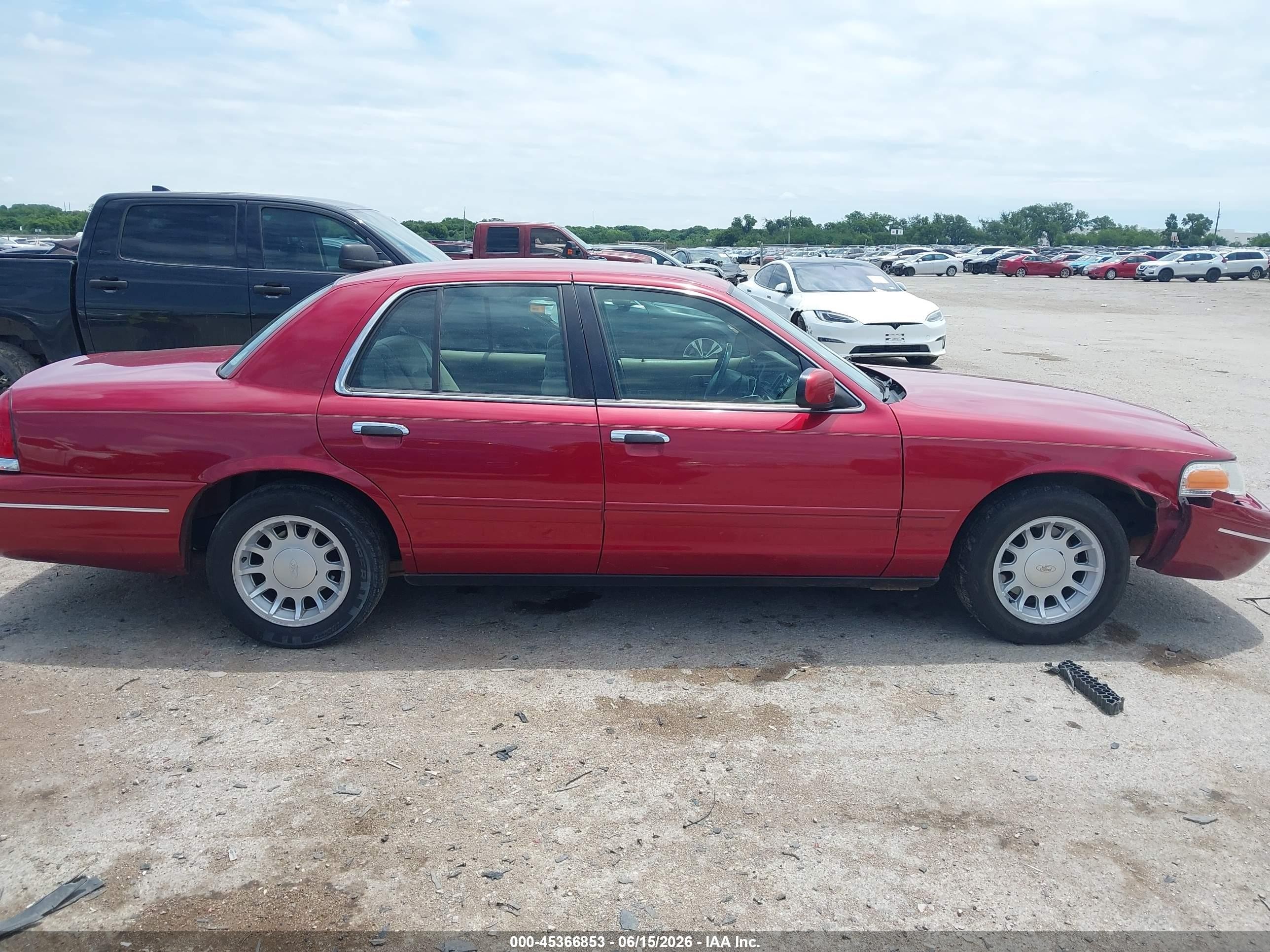 2001 Ford Crown Victoria Lx Red vin: 2FAFP74W31X135947
