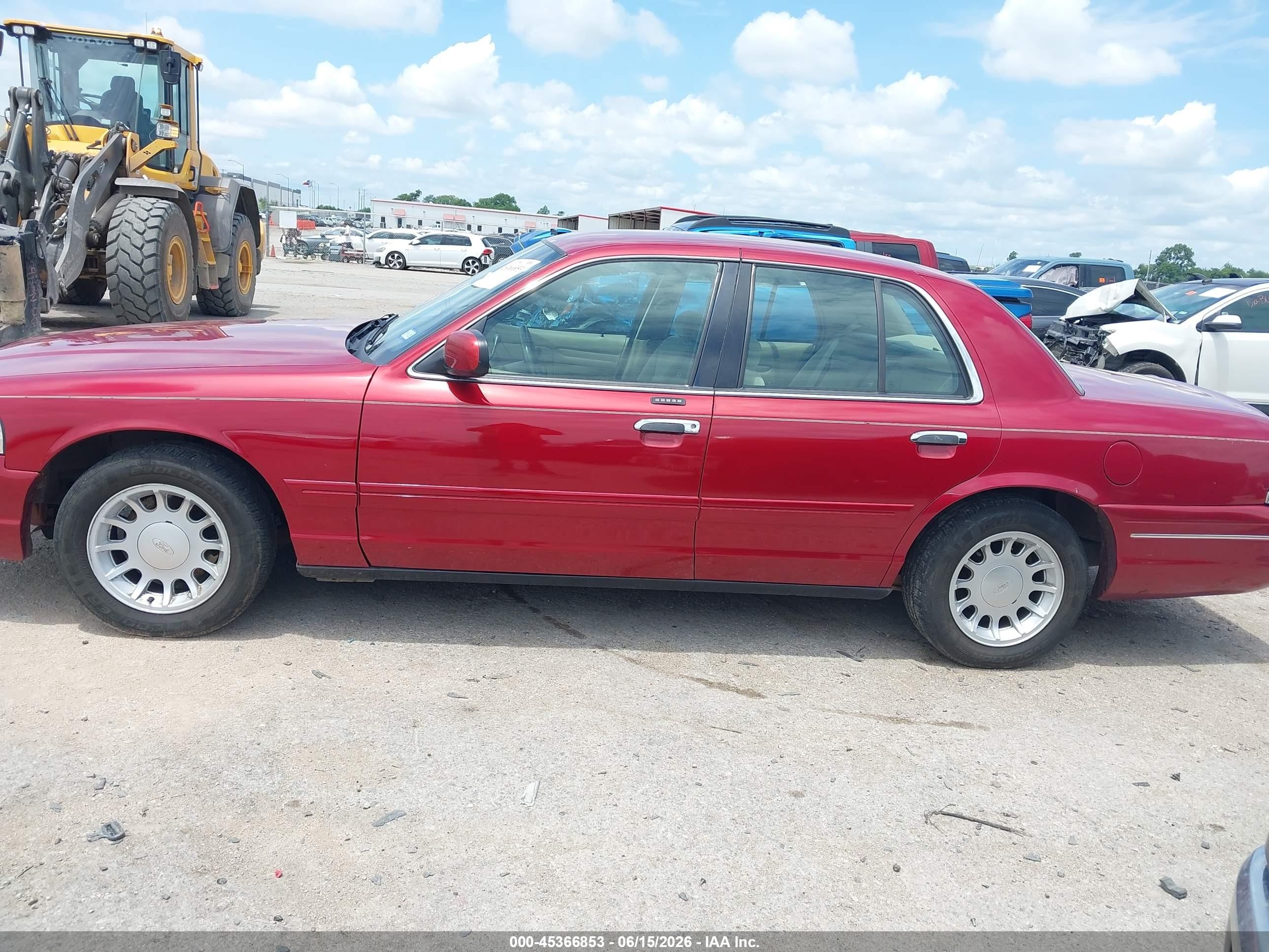 2001 Ford Crown Victoria Lx Red vin: 2FAFP74W31X135947