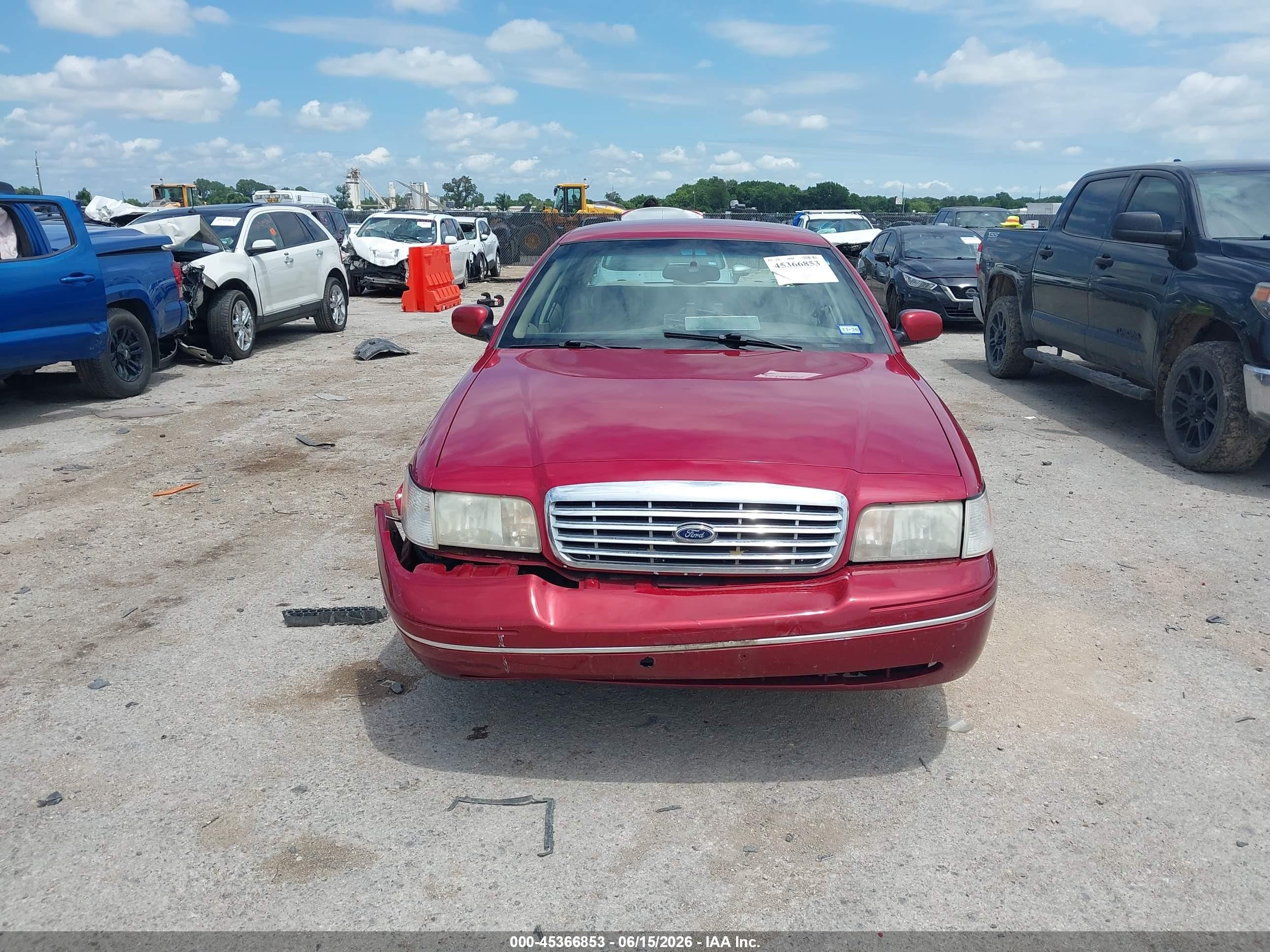 2001 Ford Crown Victoria Lx Red vin: 2FAFP74W31X135947