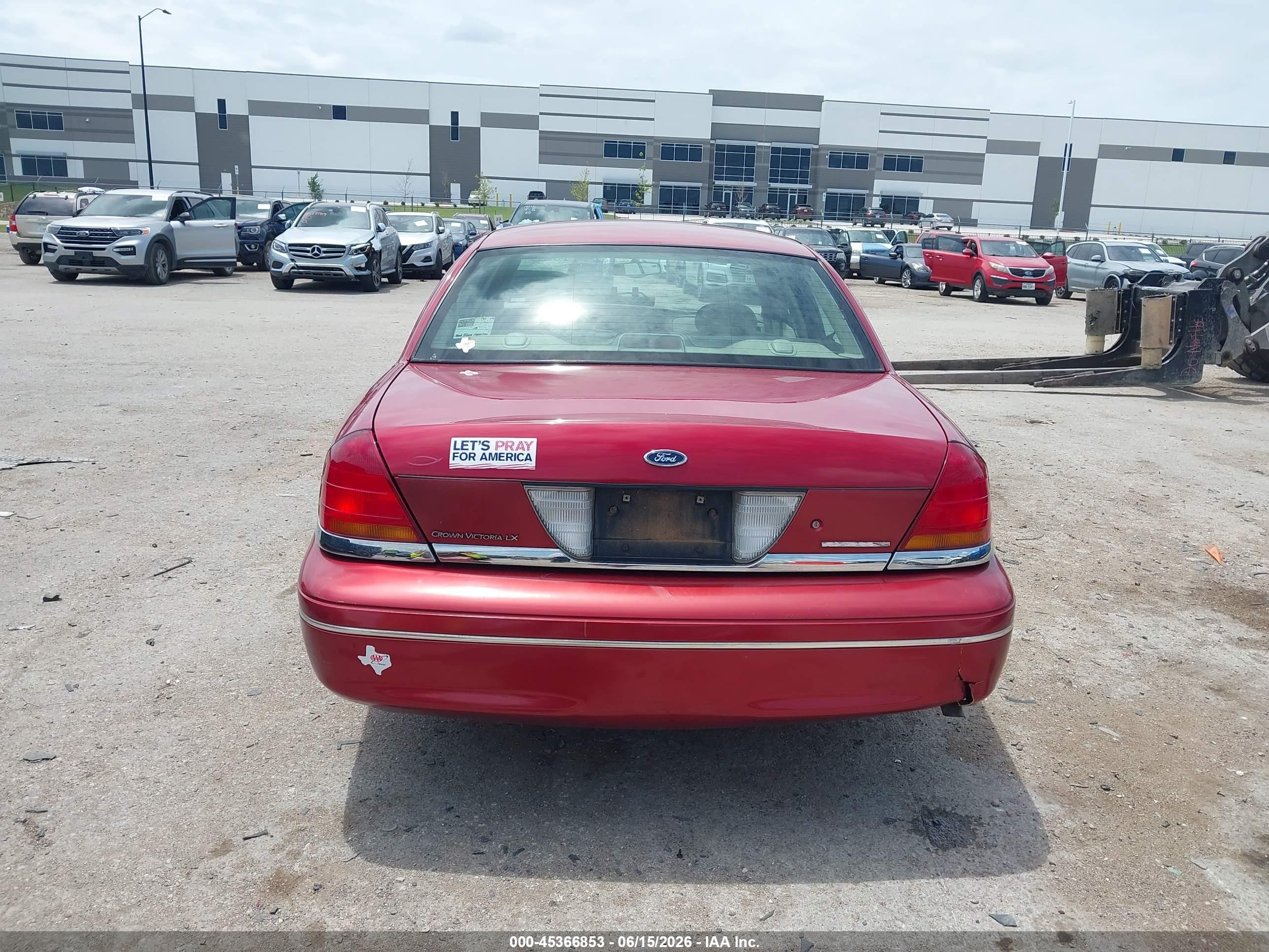2001 Ford Crown Victoria Lx Red vin: 2FAFP74W31X135947