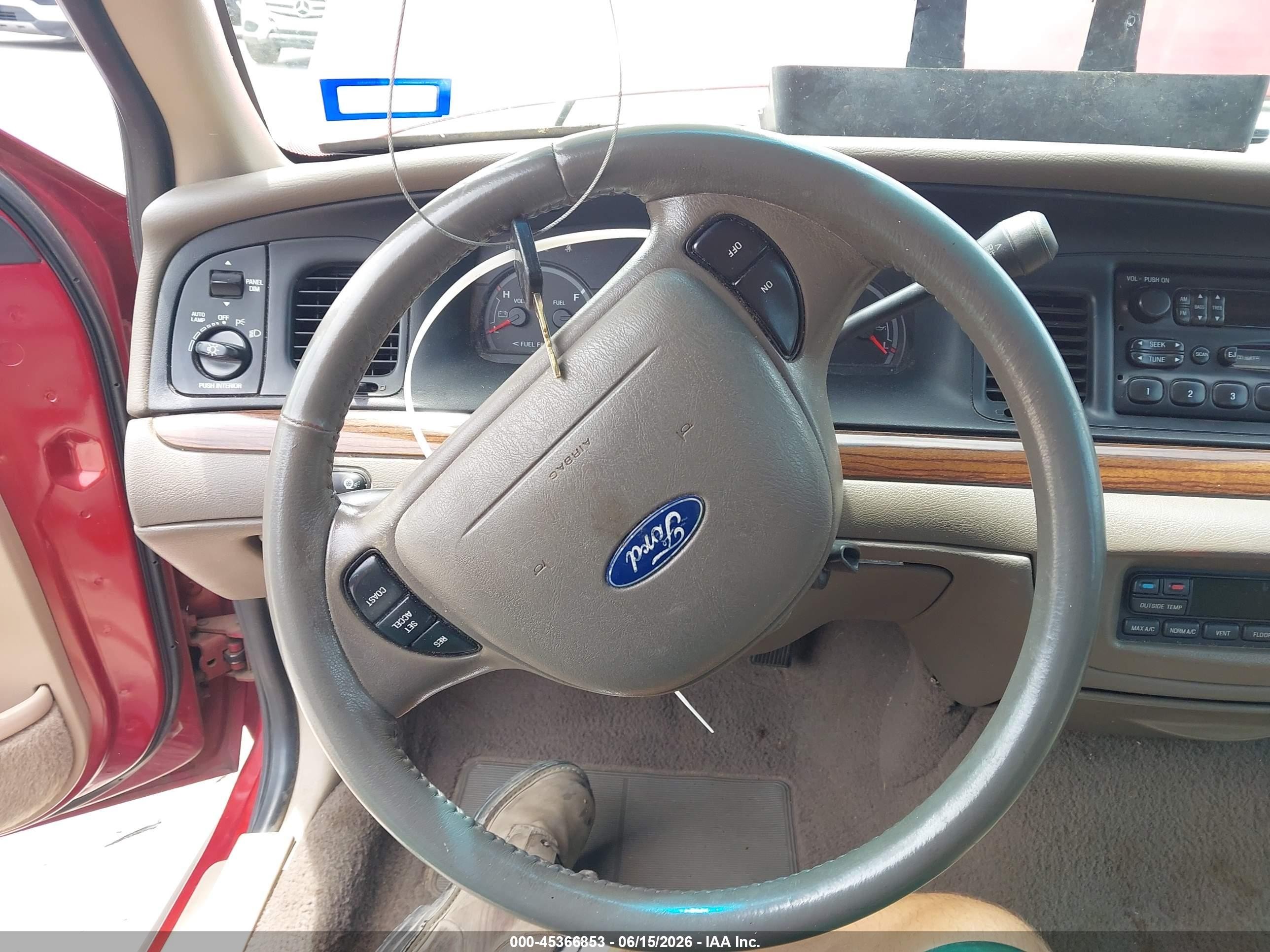 2001 Ford Crown Victoria Lx Red vin: 2FAFP74W31X135947