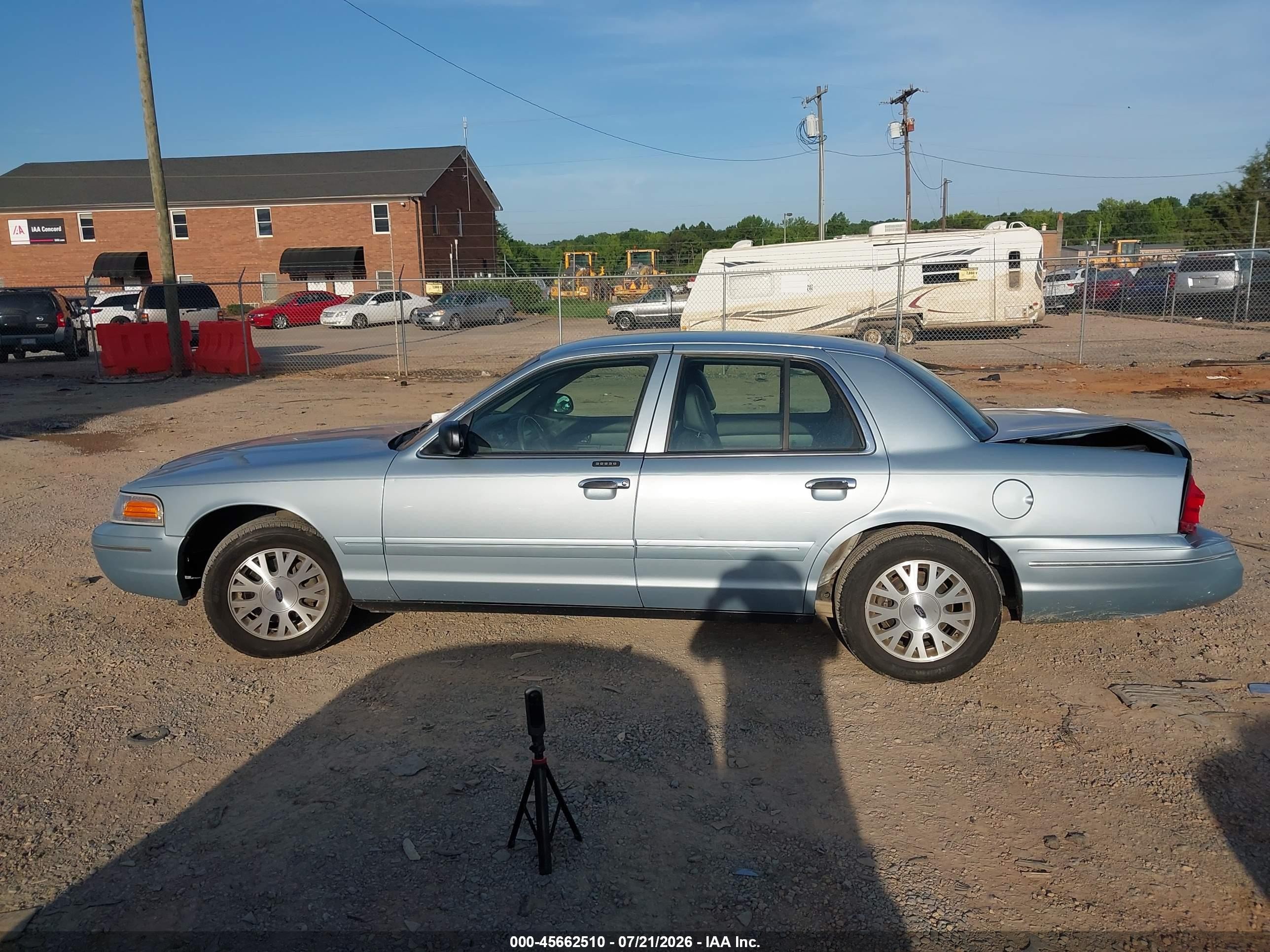 2004 Ford Crown Victoria Lx Light Blue vin: 2FAFP74W34X135614