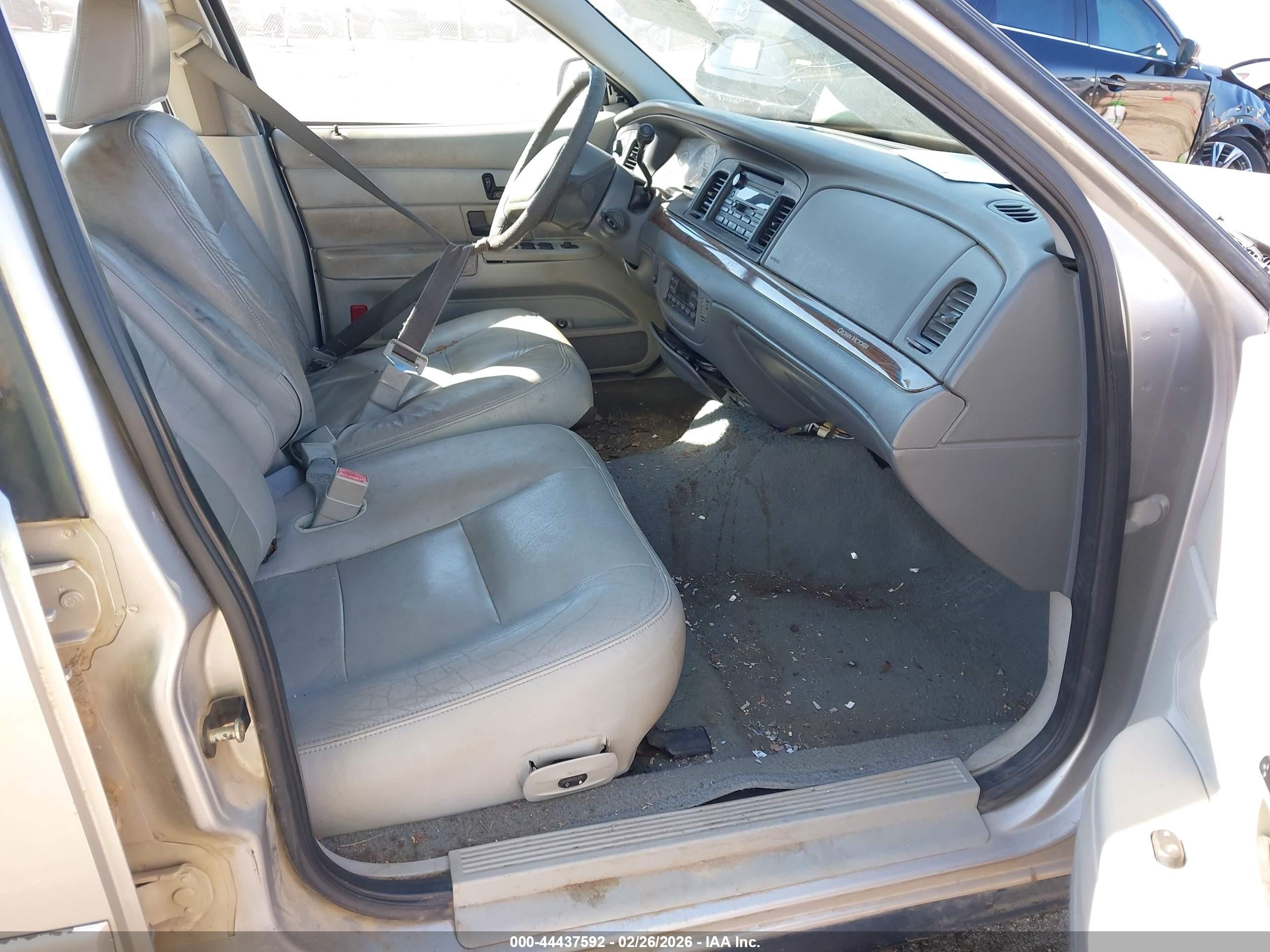 2004 Ford Crown Victoria Lx Silver vin: 2FAFP74W44X168668
