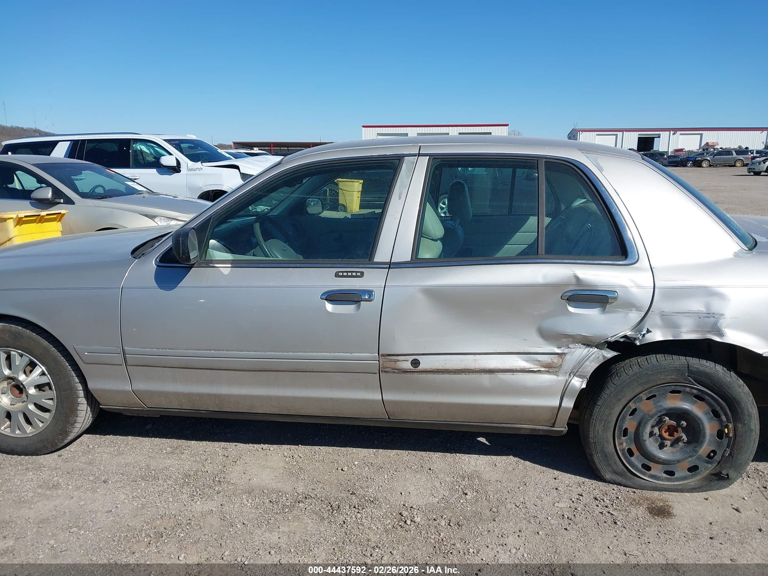 2004 Ford Crown Victoria Lx Silver vin: 2FAFP74W44X168668