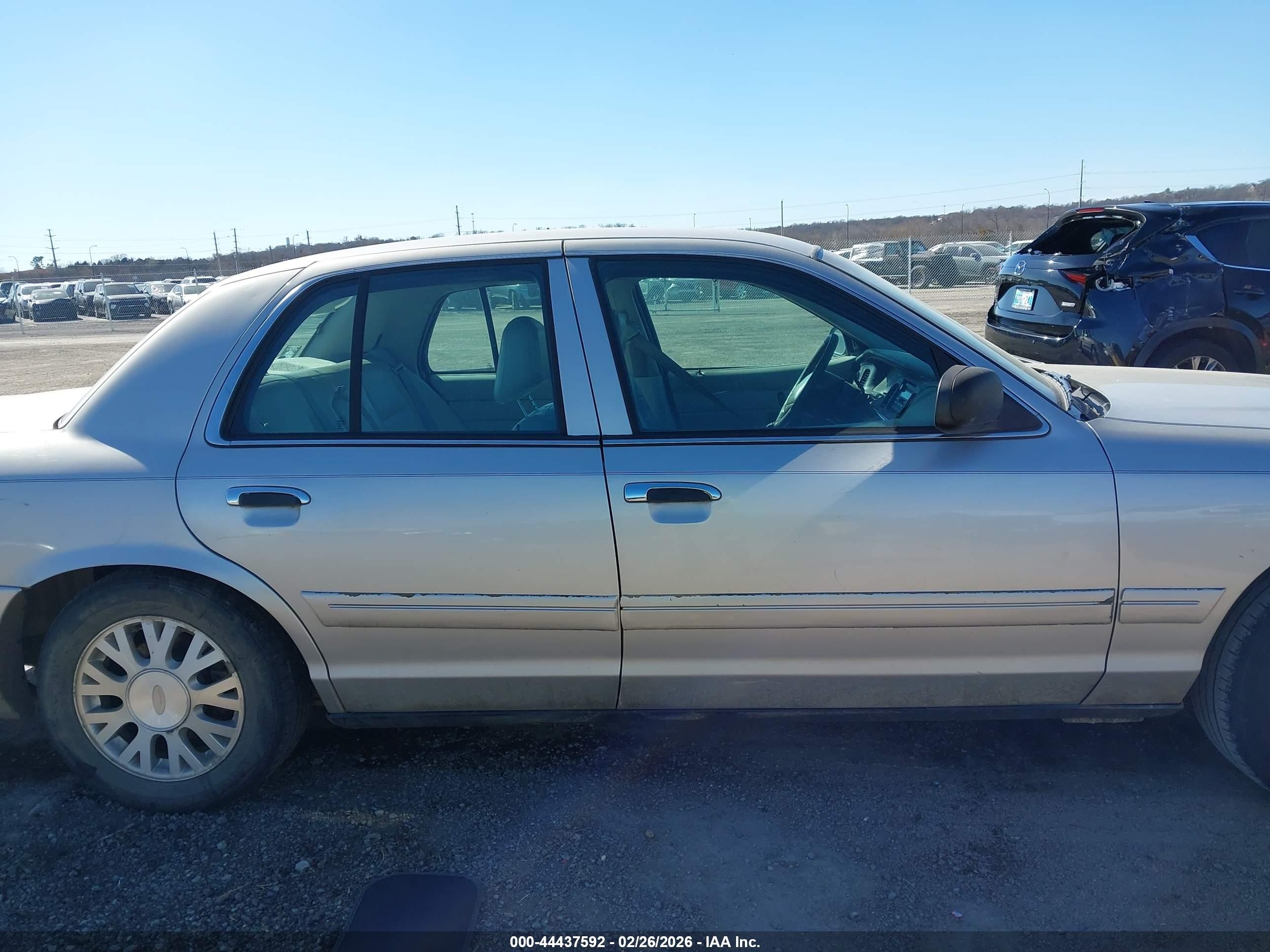 2004 Ford Crown Victoria Lx Silver vin: 2FAFP74W44X168668