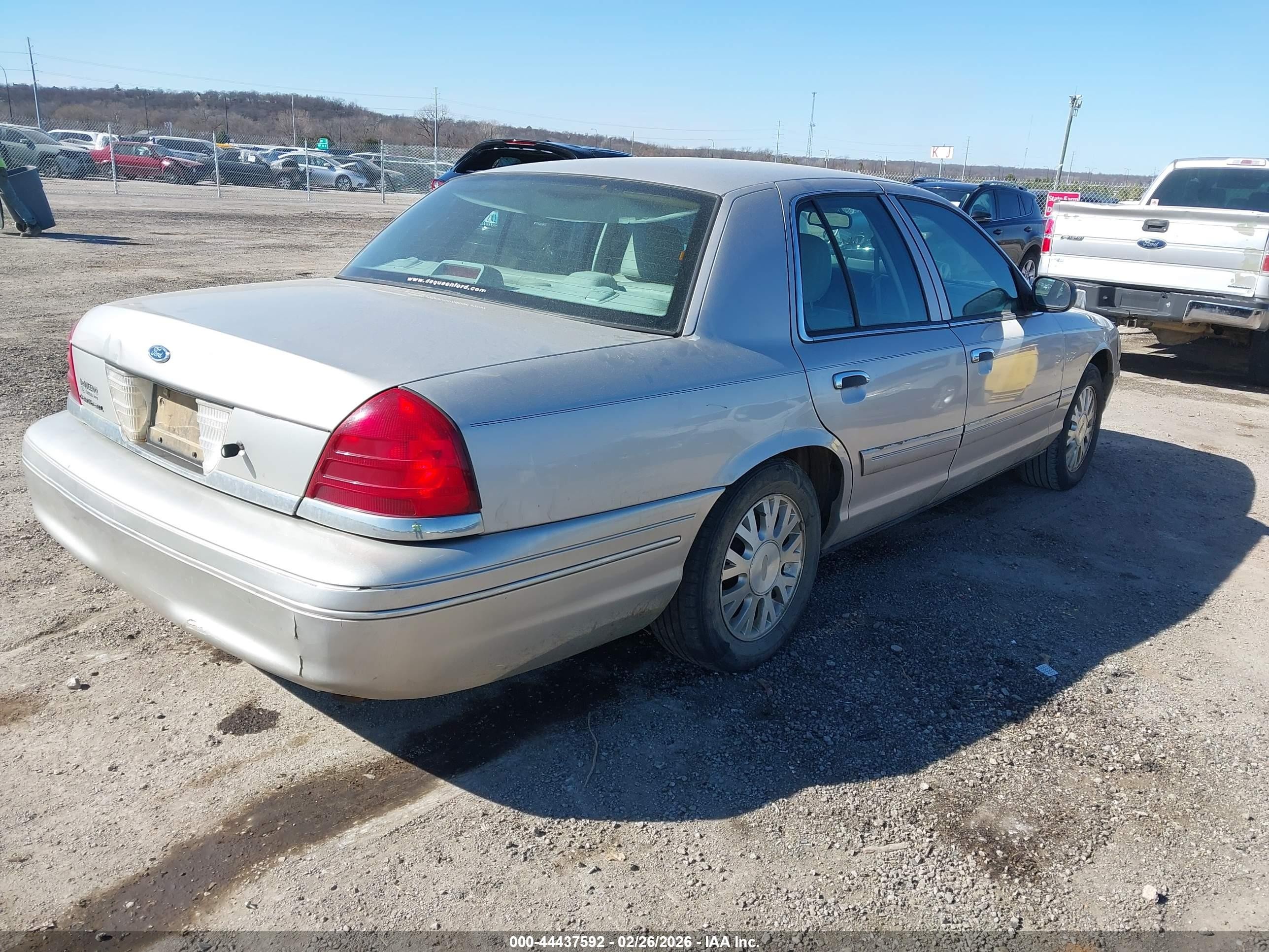 2004 Ford Crown Victoria Lx Silver vin: 2FAFP74W44X168668