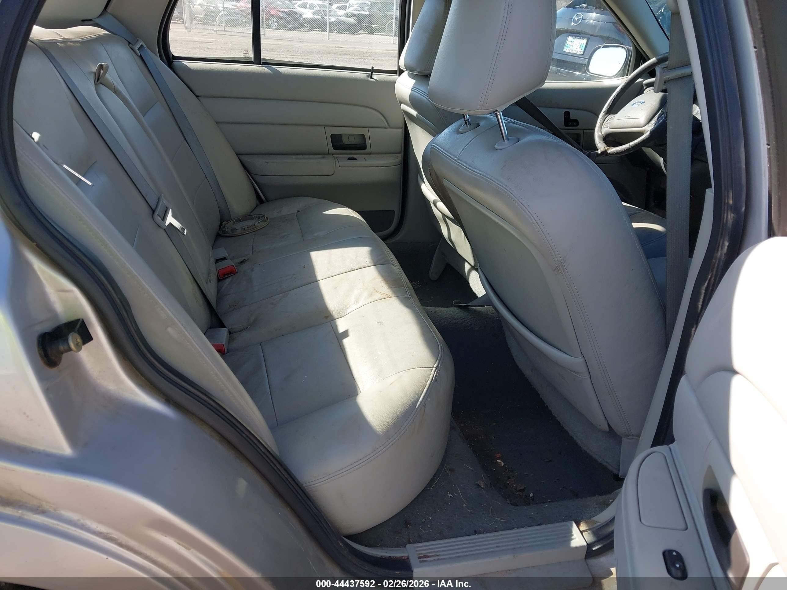 2004 Ford Crown Victoria Lx Silver vin: 2FAFP74W44X168668