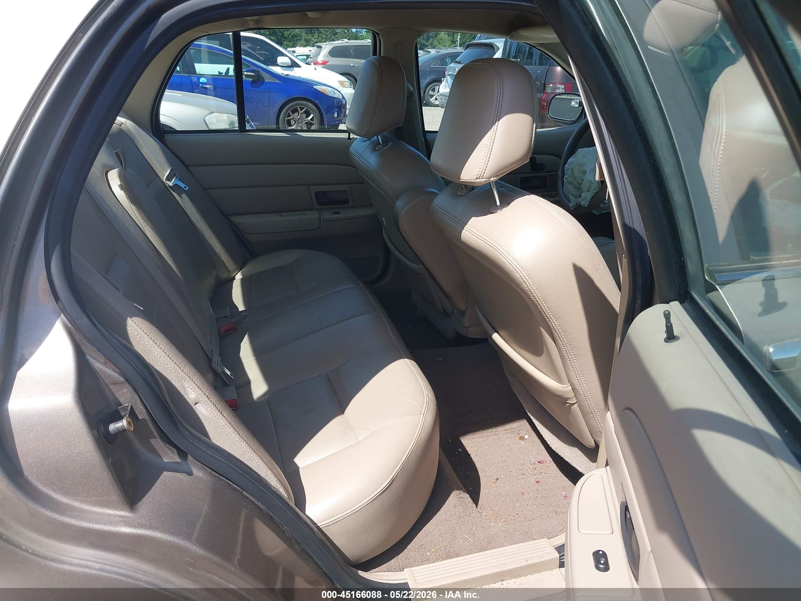 2004 Ford Crown Victoria Lx Beige vin: 2FAFP74W44X170565