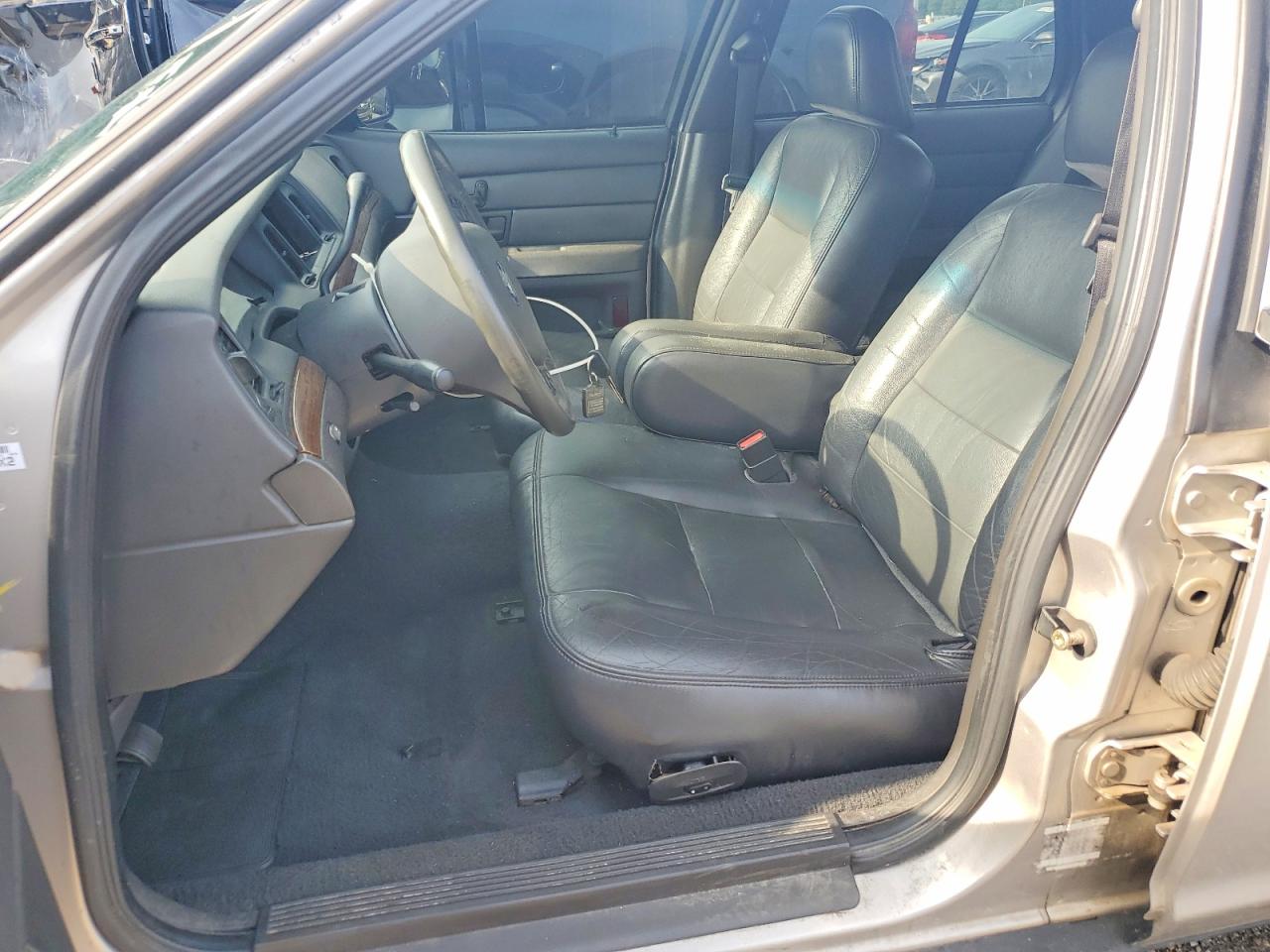 2004 Ford Crown Victoria Lx Silver vin: 2FAFP74W54X125571