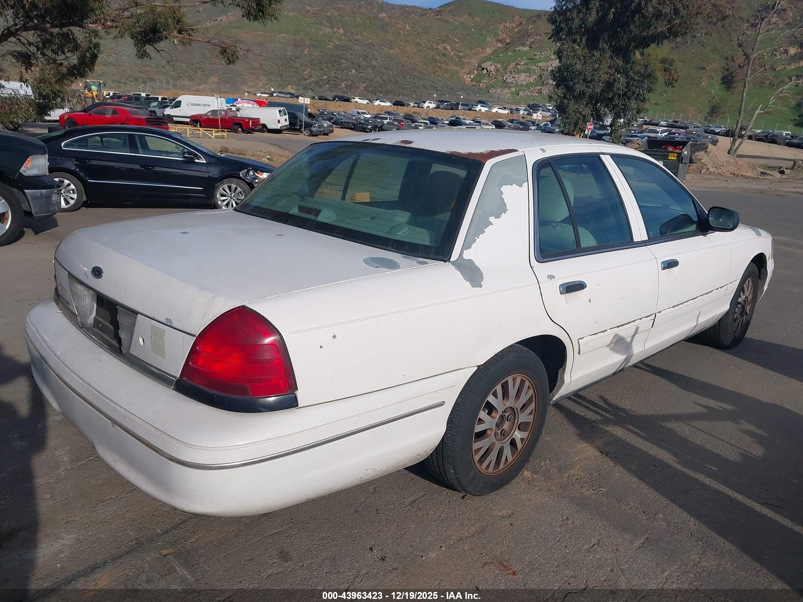 2004 Ford Crown Victoria Lx White vin: 2FAFP74W54X150776