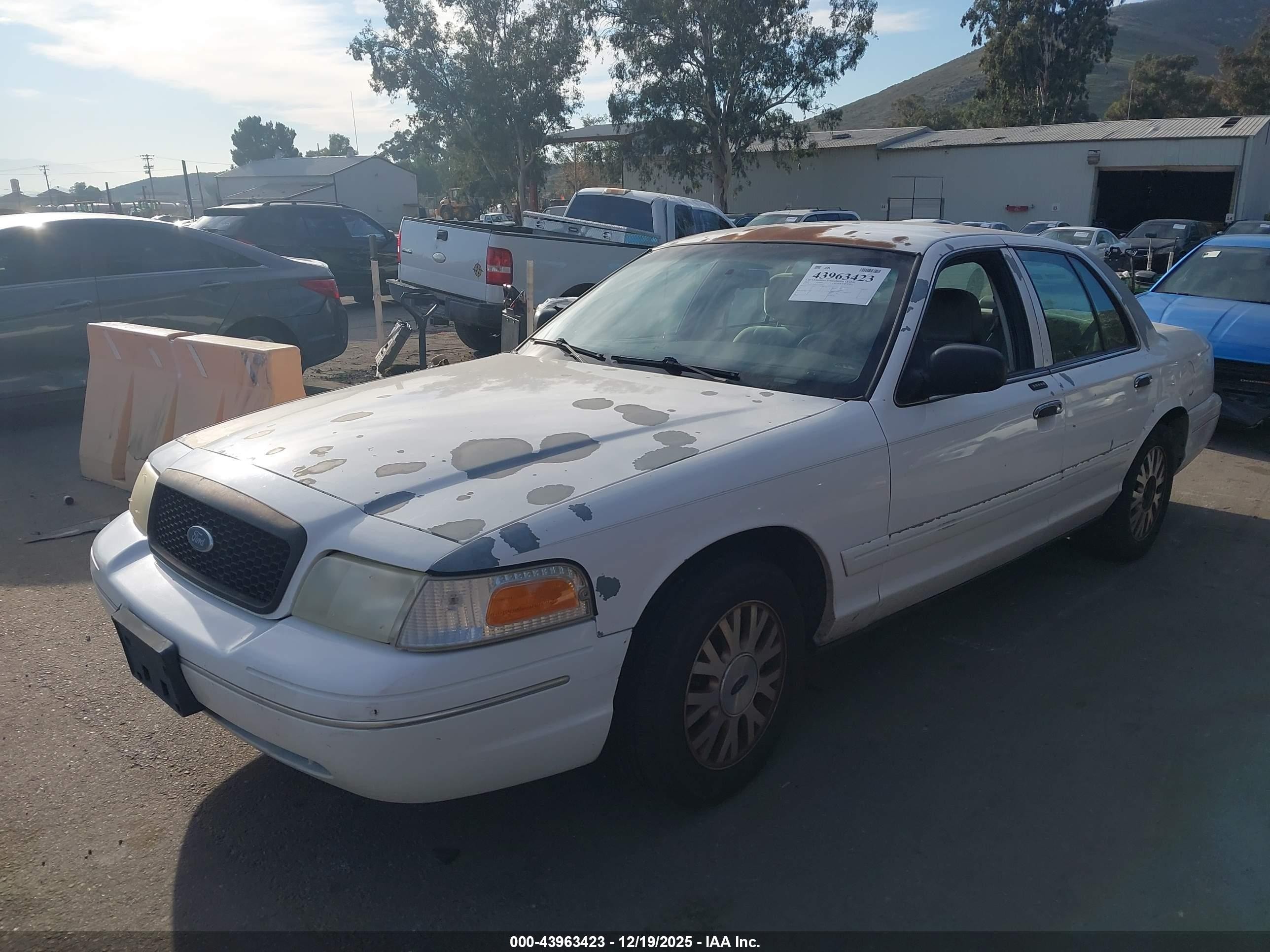 2004 Ford Crown Victoria Lx White vin: 2FAFP74W54X150776