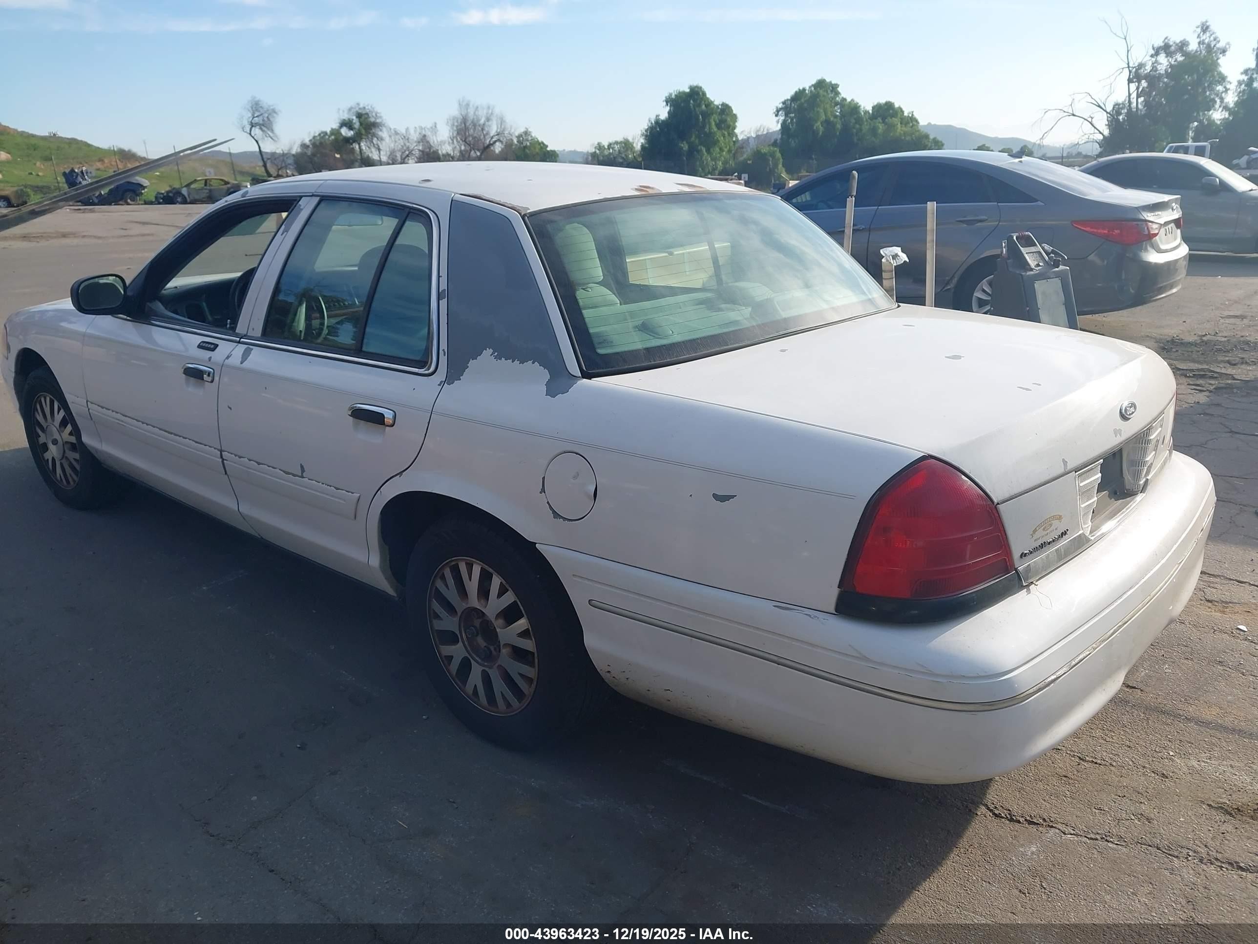 2004 Ford Crown Victoria Lx White vin: 2FAFP74W54X150776