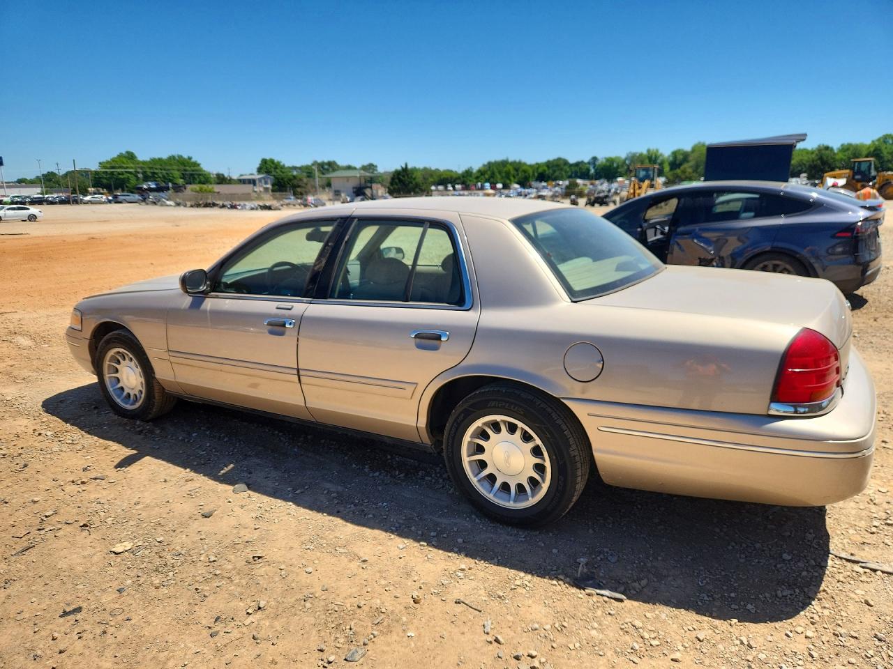 1998 Ford Crown Victoria Lx Gold vin: 2FAFP74W5WX179374