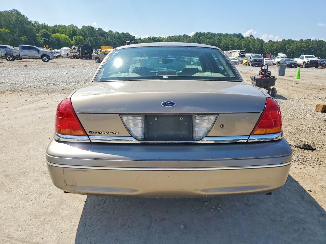2001 Ford Crown Victoria Lx Желто-коричневый vin: 2FAFP74W61X106474