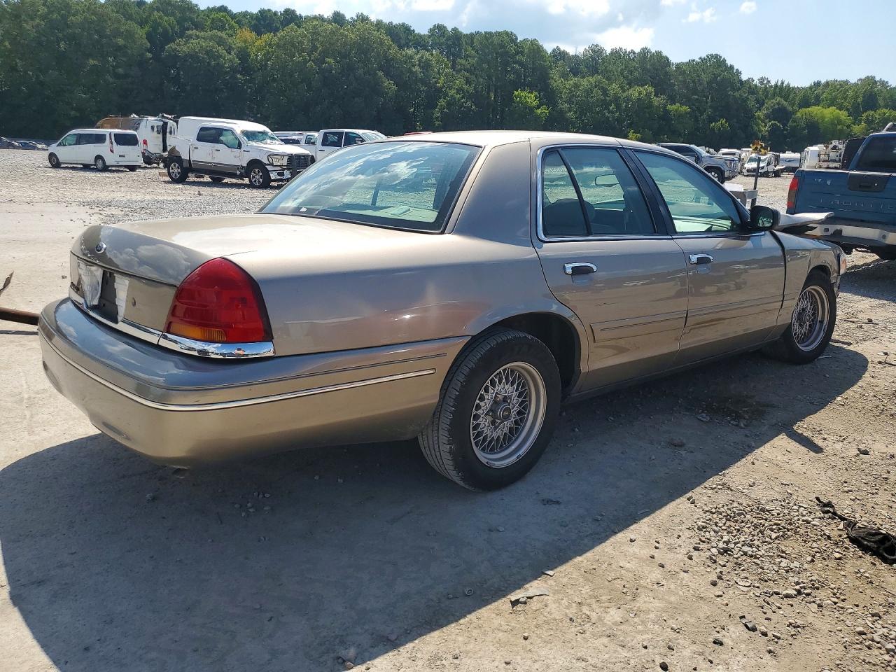 2001 Ford Crown Victoria Lx Желто-коричневый vin: 2FAFP74W61X106474